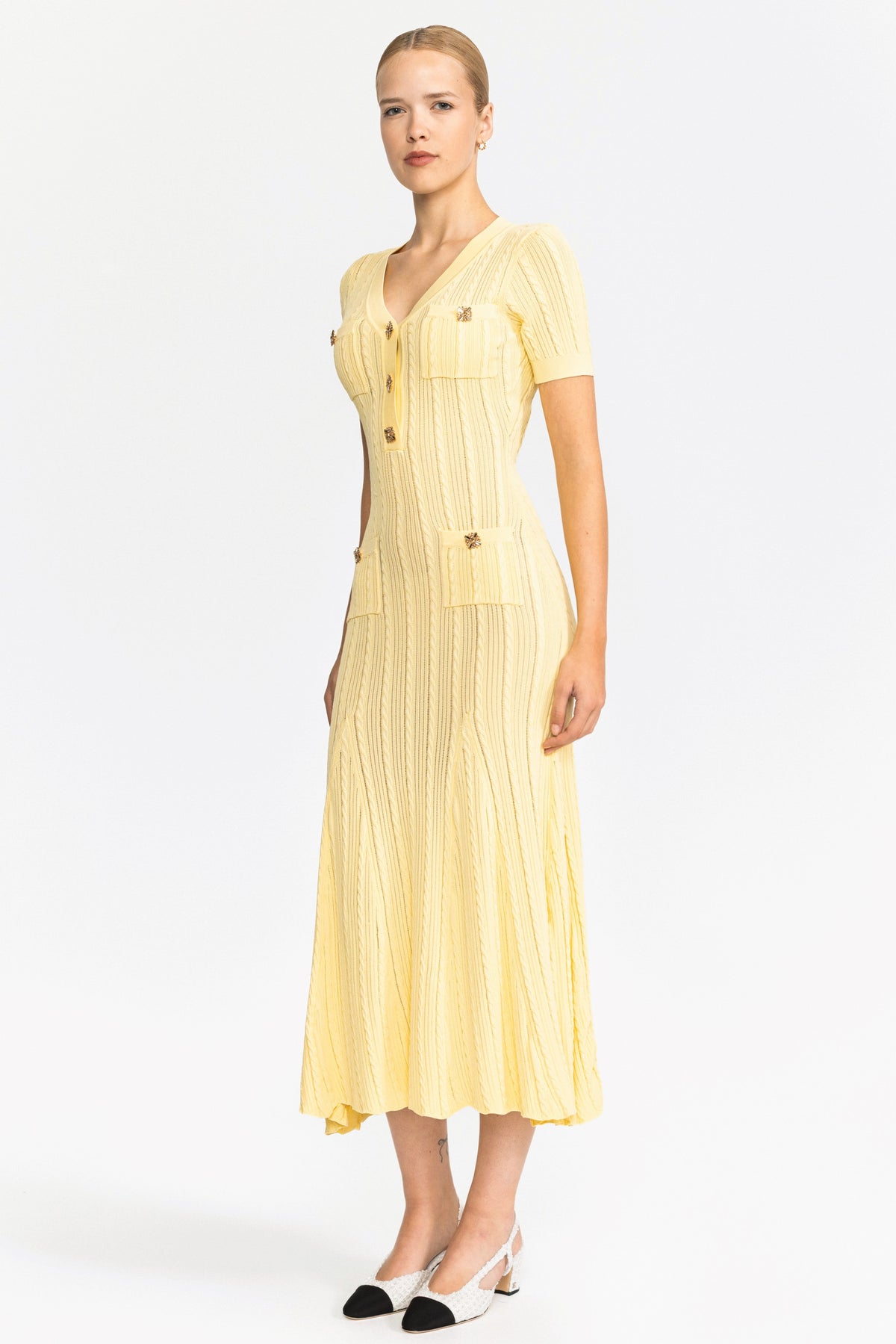 Rochie midi cu tricotaj cablu și nasturi bijuterie - Galben 