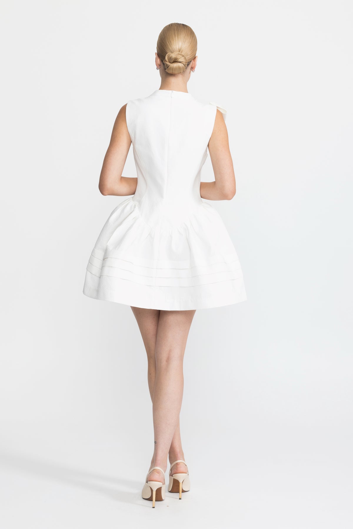 Rochie mini din bumbac cu talie joasă și fundă sculpturală - Alb 