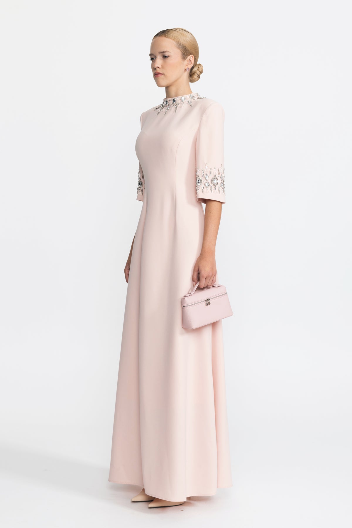 Rochie maxi roz cu guler și manșete ornate cu cristale 