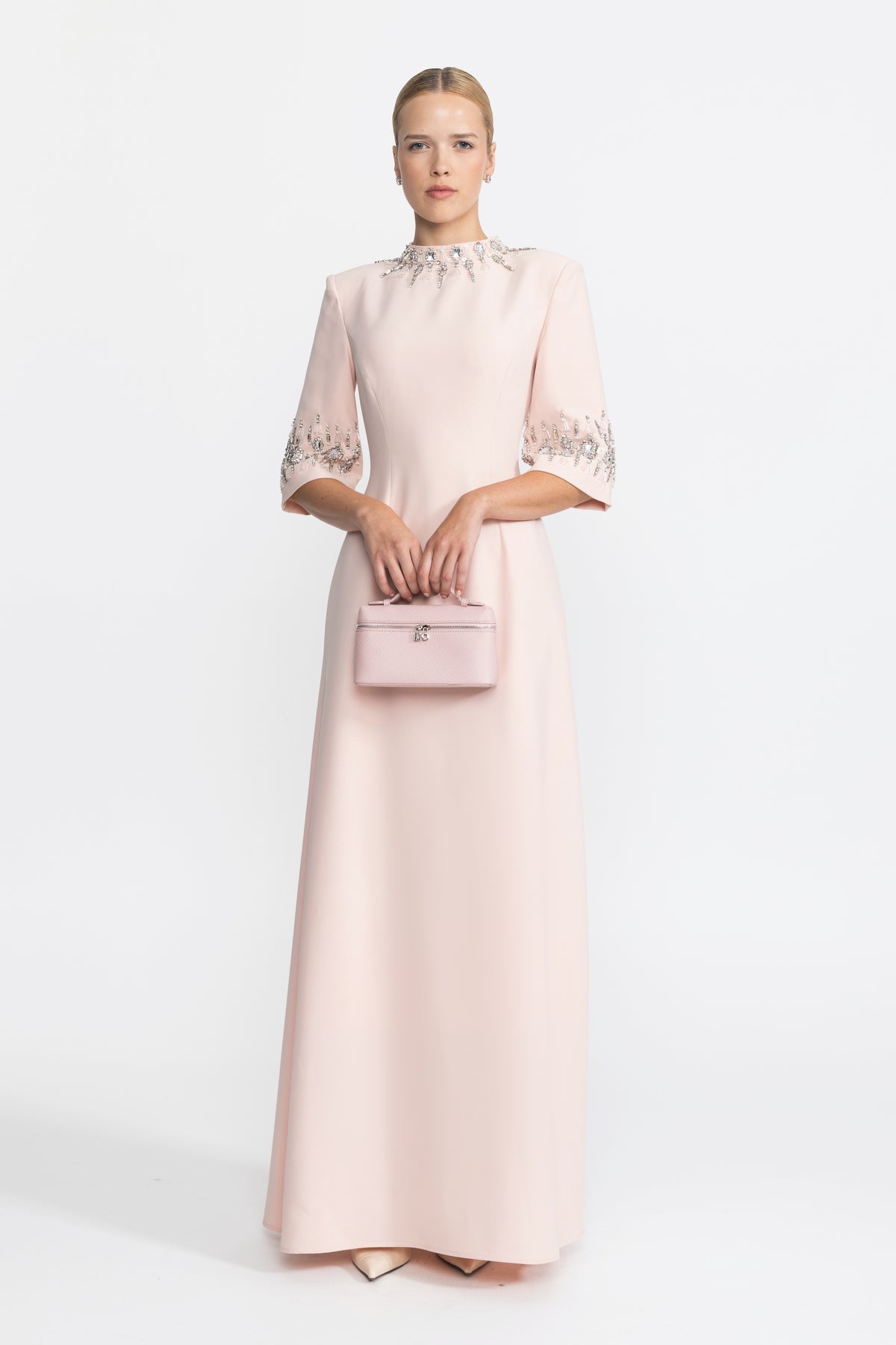 Rochie maxi roz cu guler și manșete ornate cu cristale 