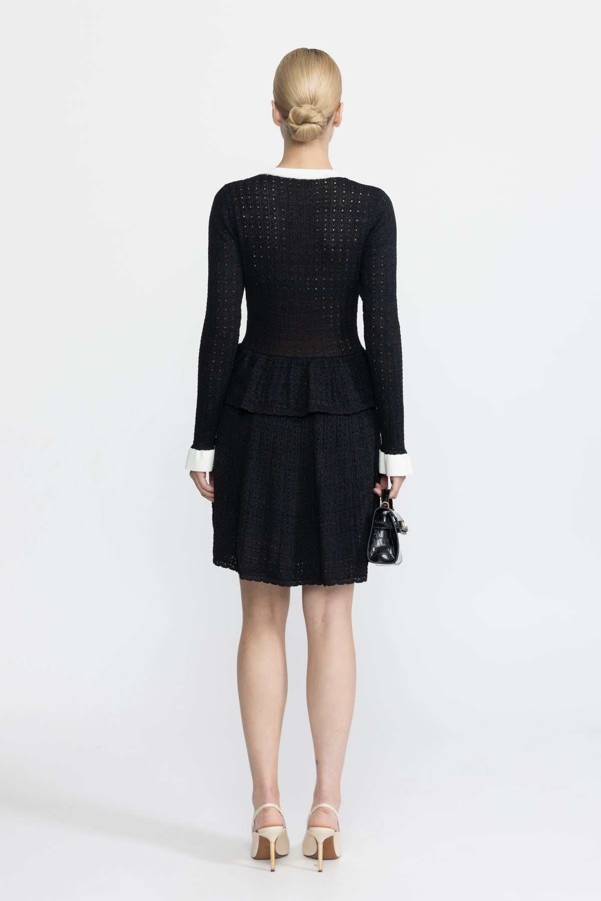 Rochie mini peplum din tricot pointelle cu nasturi aurii - negru 