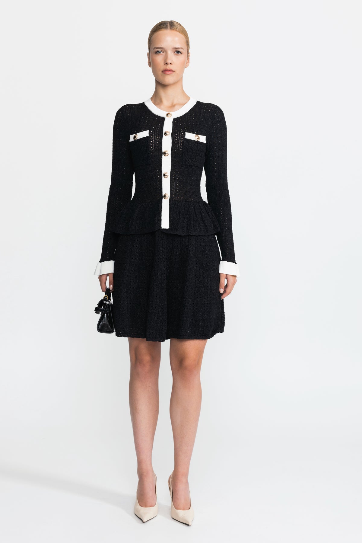 Rochie mini peplum din tricot pointelle cu nasturi aurii - negru 