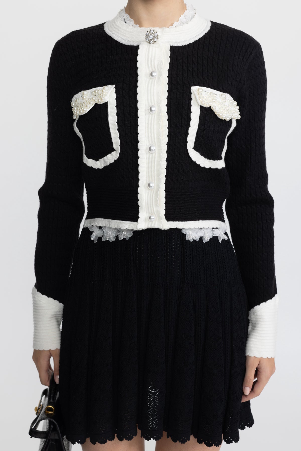 Cardigan cropped din tricot cu torsade, cu ornamente din perle și margini contrastante - negru 