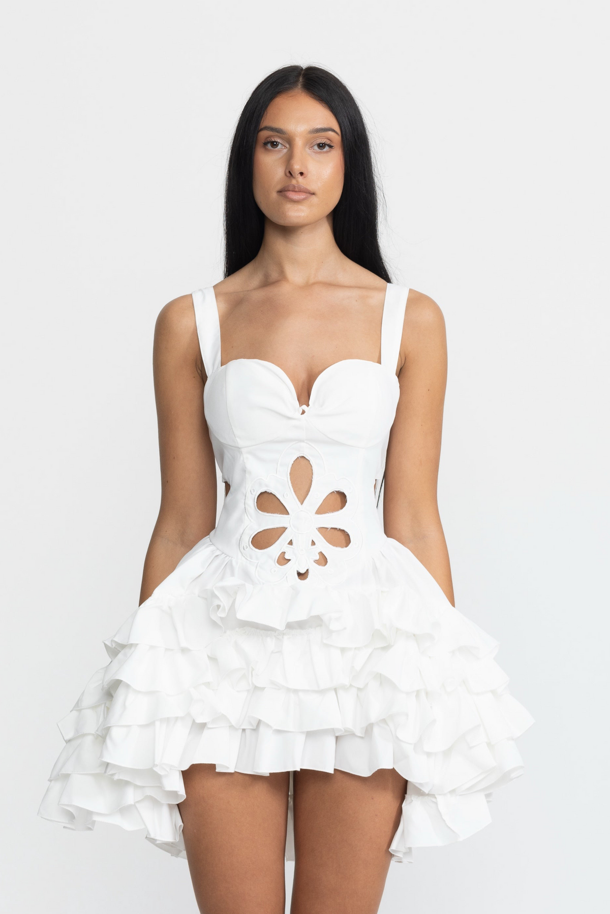 Rochie mini albă cu broderie florală, decupaje și volane 