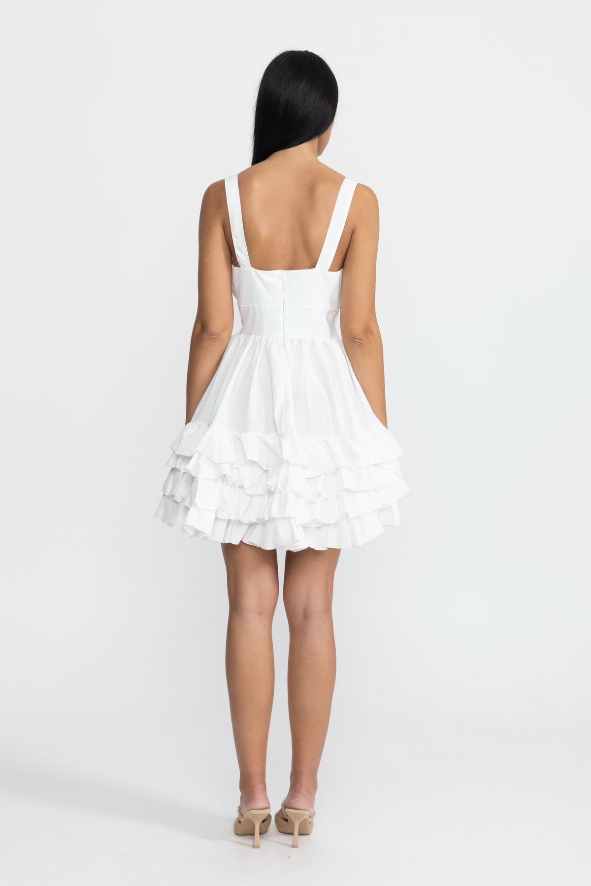 Rochie mini albă cu broderie florală, decupaje și volane 