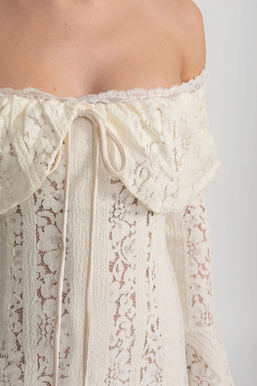 Rochie elegantă din dantelă cu umerii goi și mâneci lungi evazate - Ivoire 