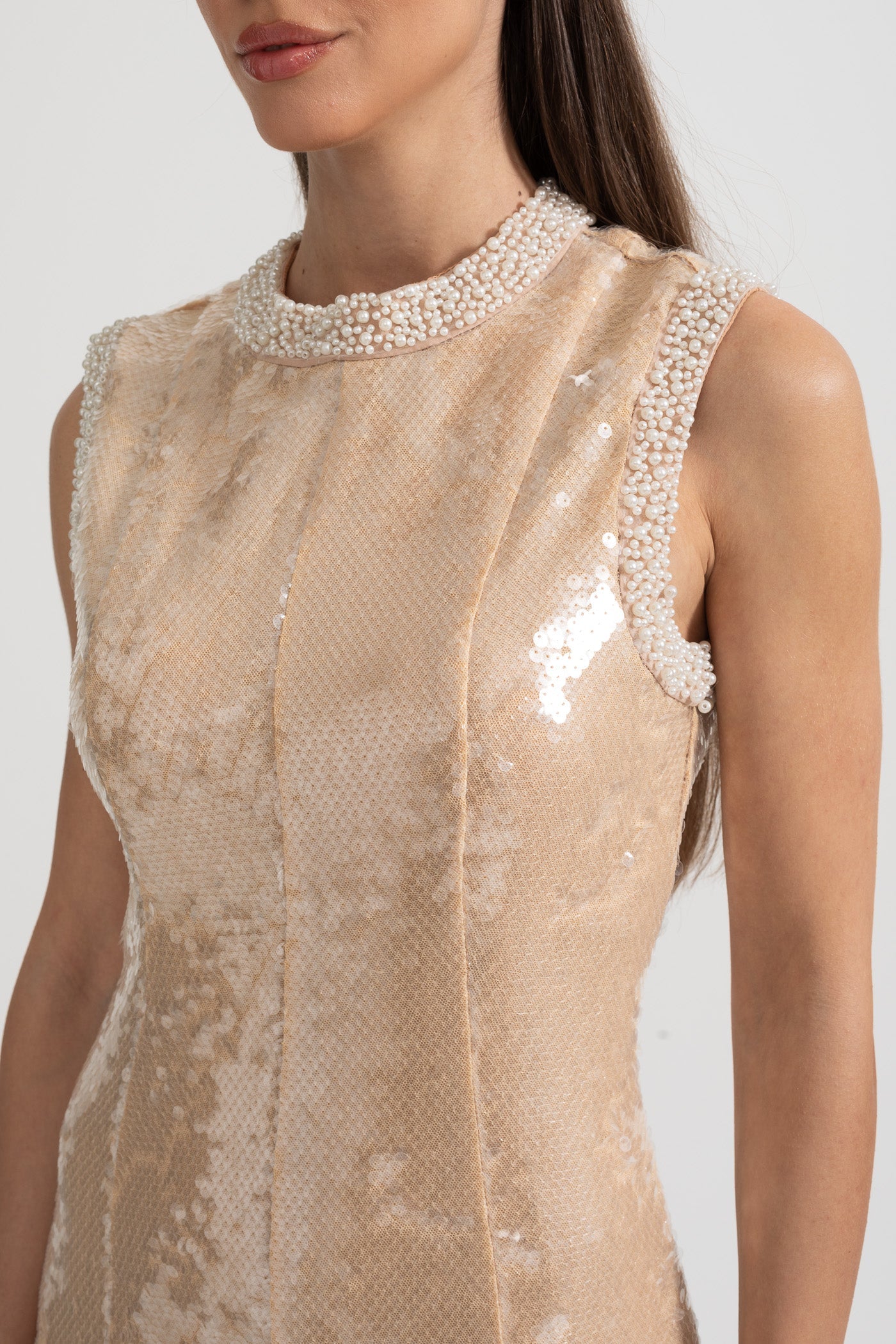Rochie Elegantă cu Paiete și Accente de Perle Albe - Bej 