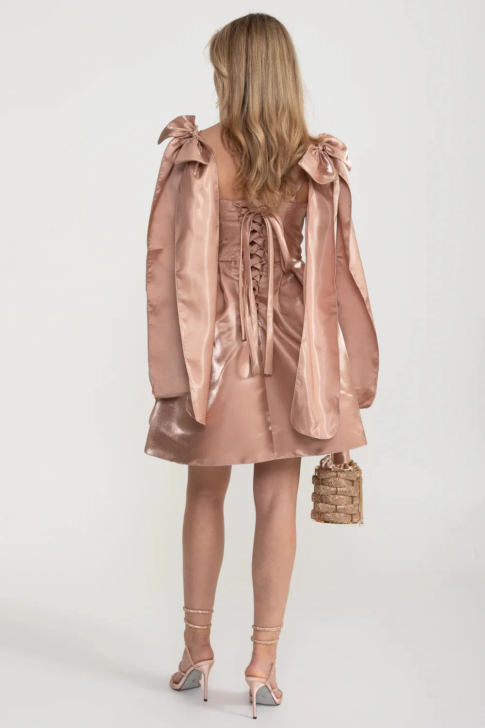 Rochie elegantă din satin, cambrată, cu fustă evazată și accente decorative de fundă pe umăr - maro 