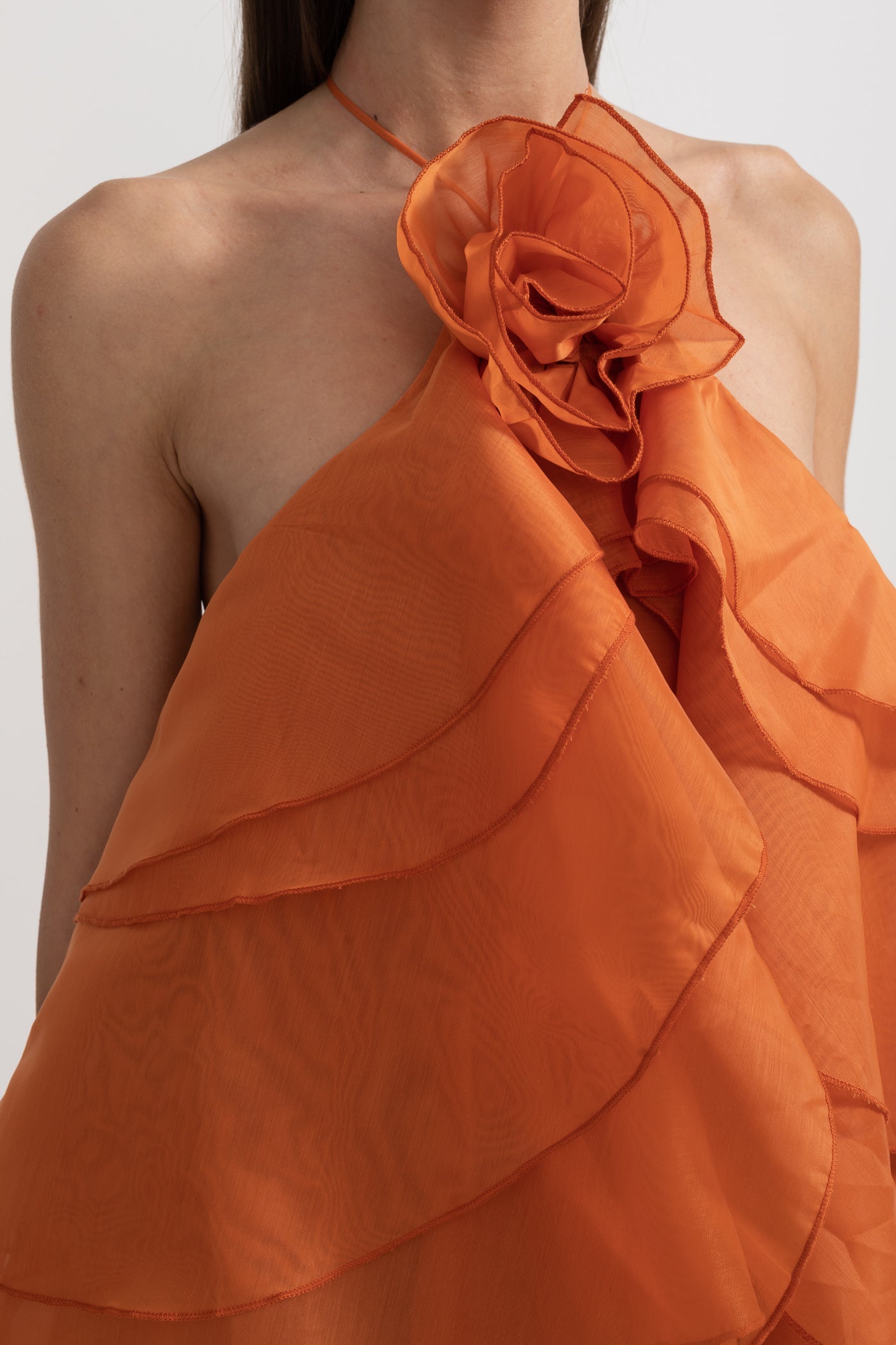 Rochie cu volane suprapuse, tip halter, cu floare decorativă la decolteu - Portocaliu 