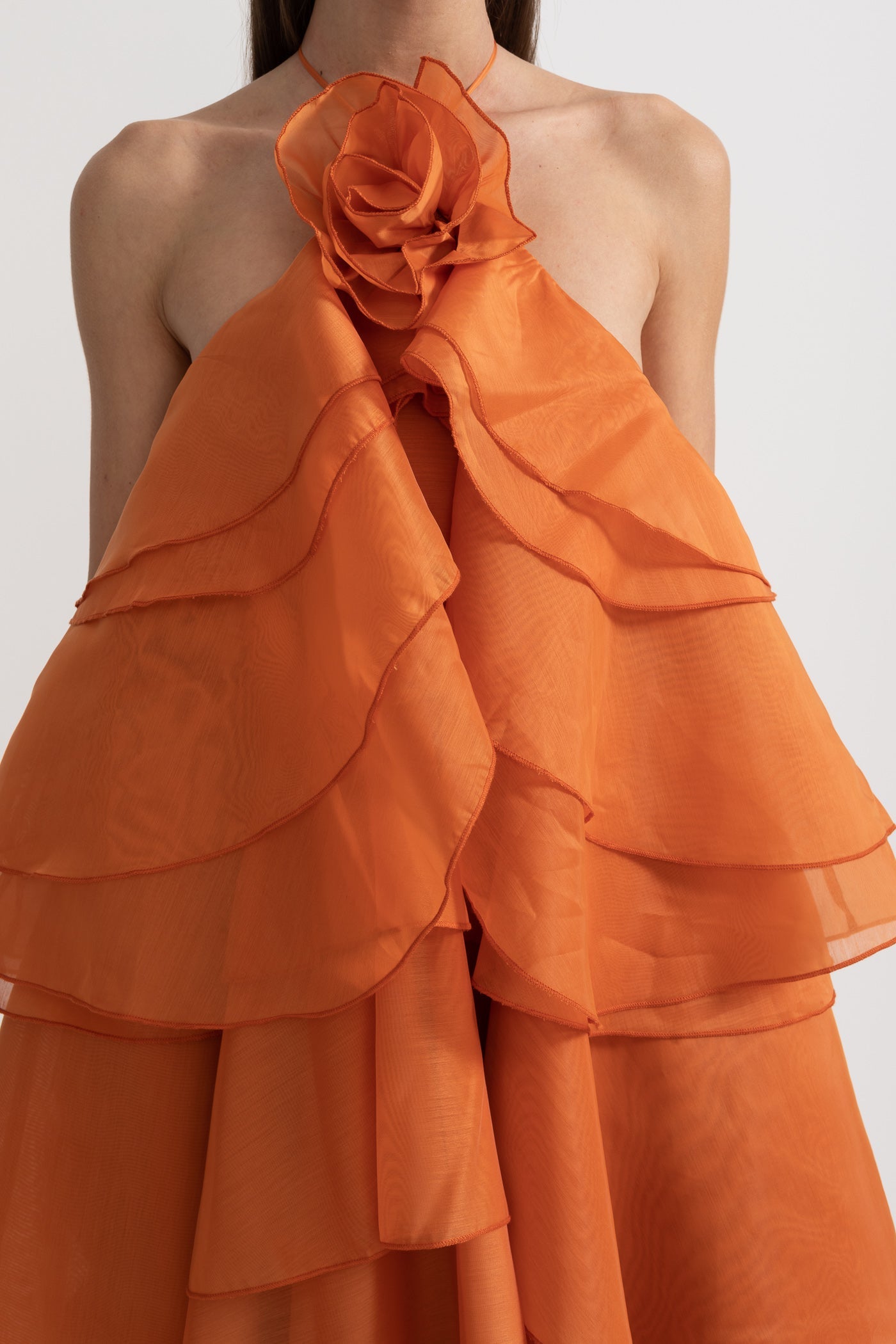 Rochie cu volane suprapuse, tip halter, cu floare decorativă la decolteu - Portocaliu 