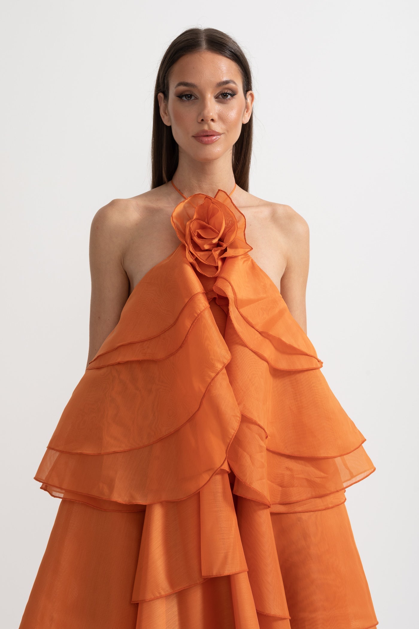 Rochie cu volane suprapuse, tip halter, cu floare decorativă la decolteu - Portocaliu 