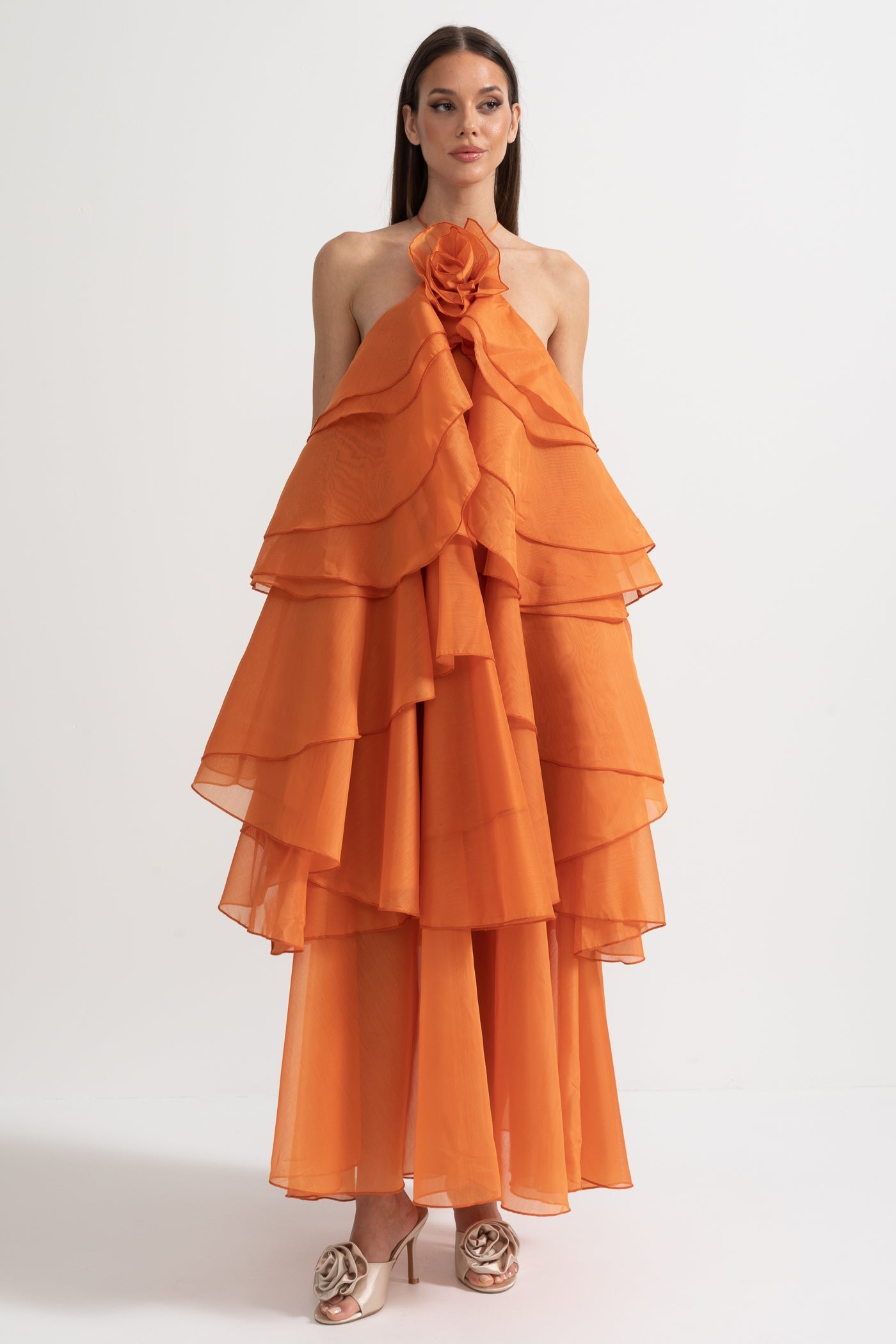 Rochie cu volane suprapuse, tip halter, cu floare decorativă la decolteu - Portocaliu 