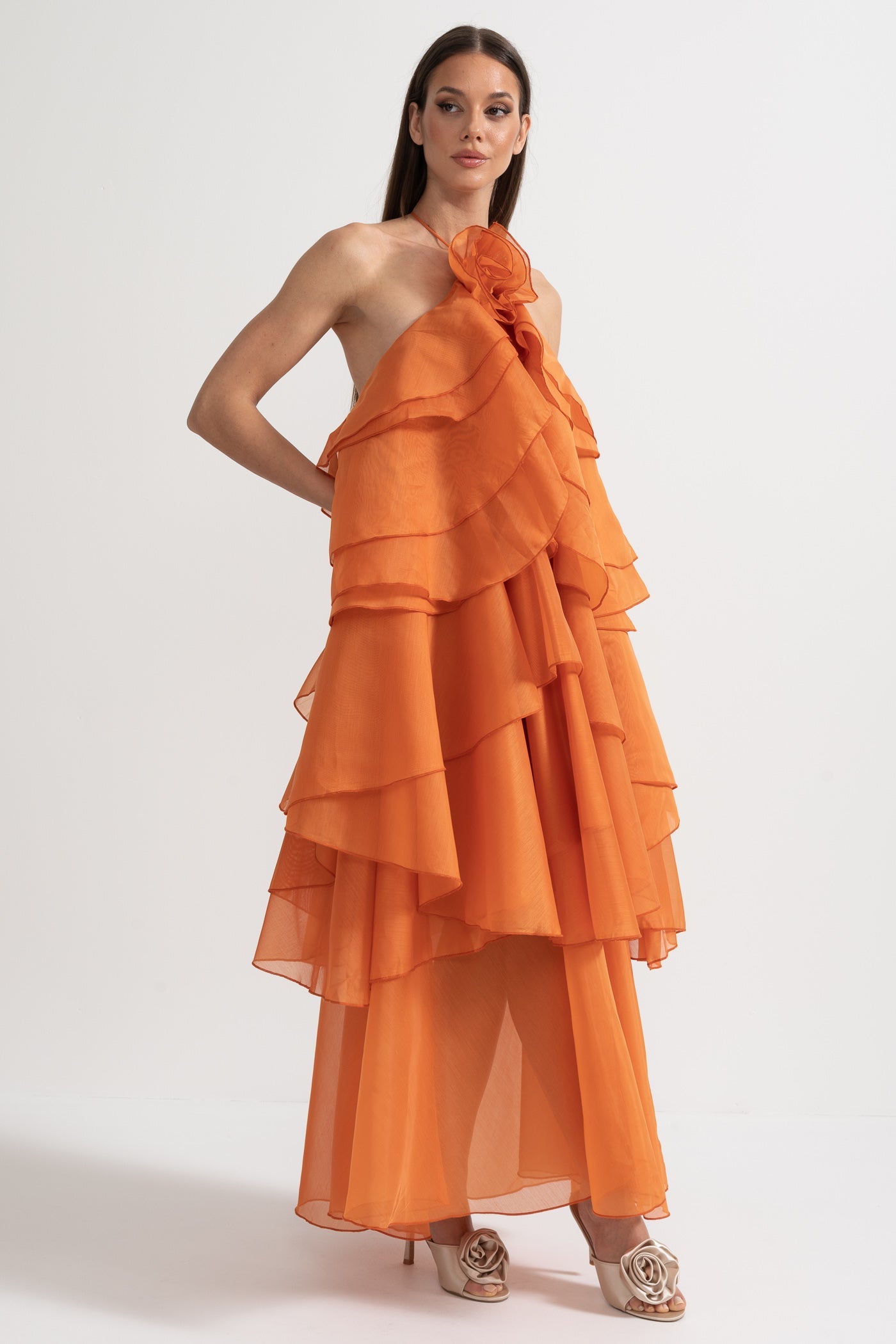Rochie cu volane suprapuse, tip halter, cu floare decorativă la decolteu - Portocaliu 