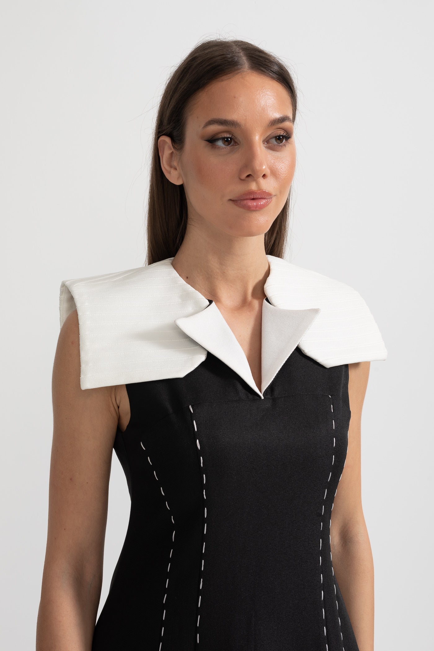 Rochie midi fără mâneci cu cusături contrastante și umeri supradimensionați albi - Negru 