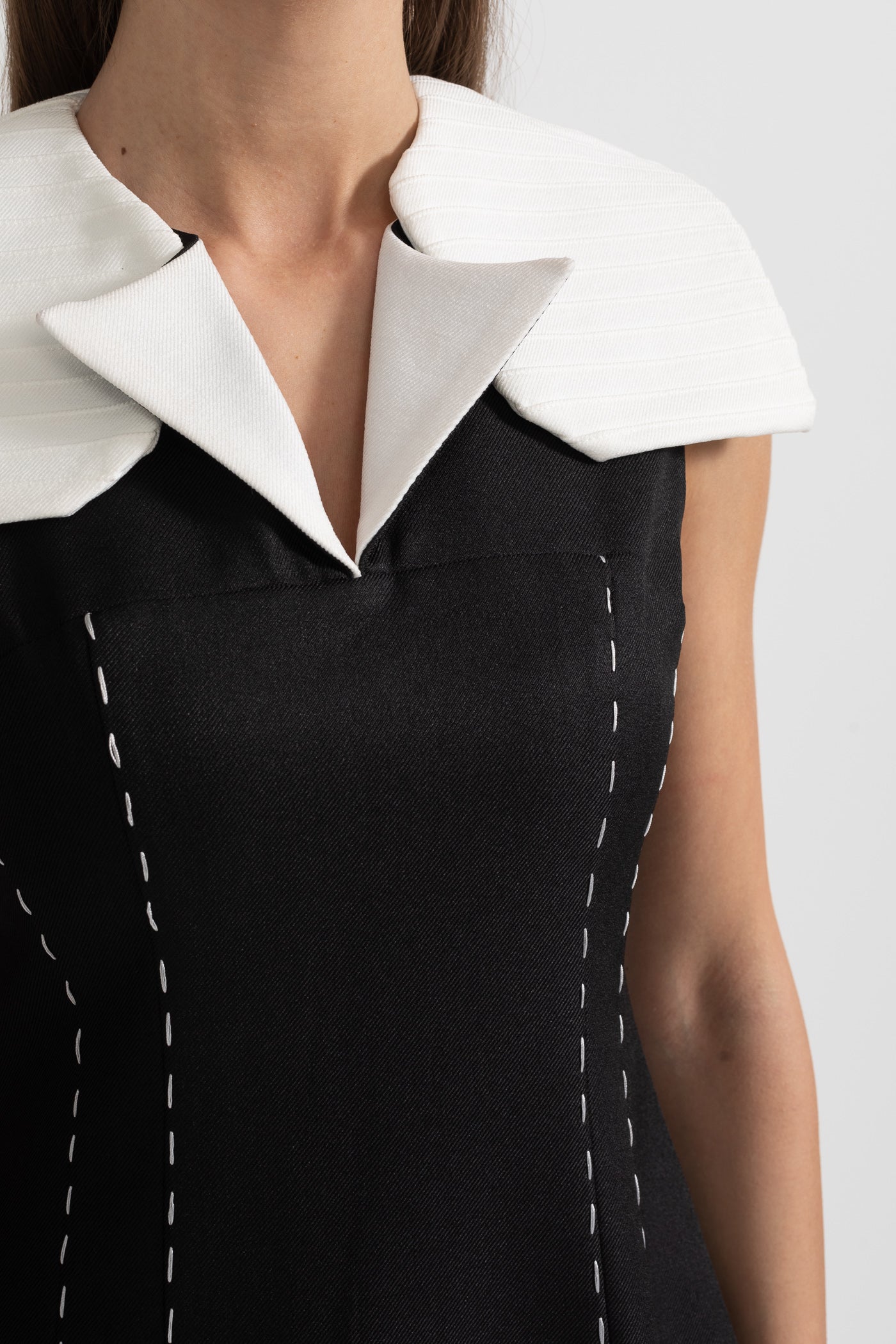 Rochie midi fără mâneci cu cusături contrastante și umeri supradimensionați albi - Negru 