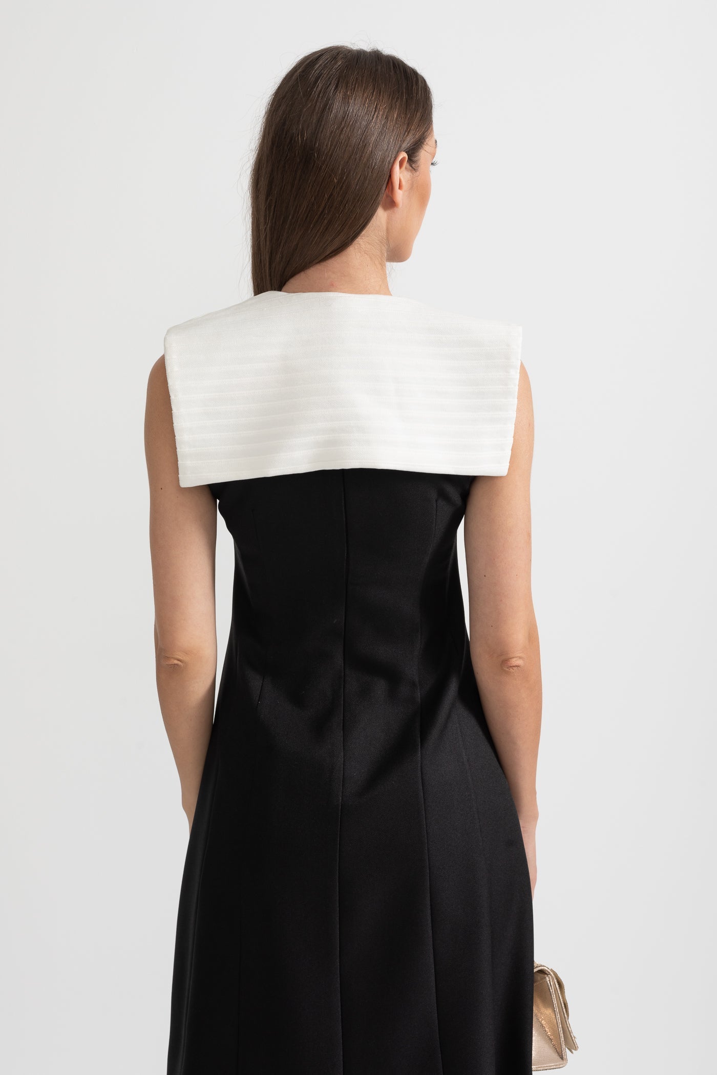 Rochie midi fără mâneci cu cusături contrastante și umeri supradimensionați albi - Negru 