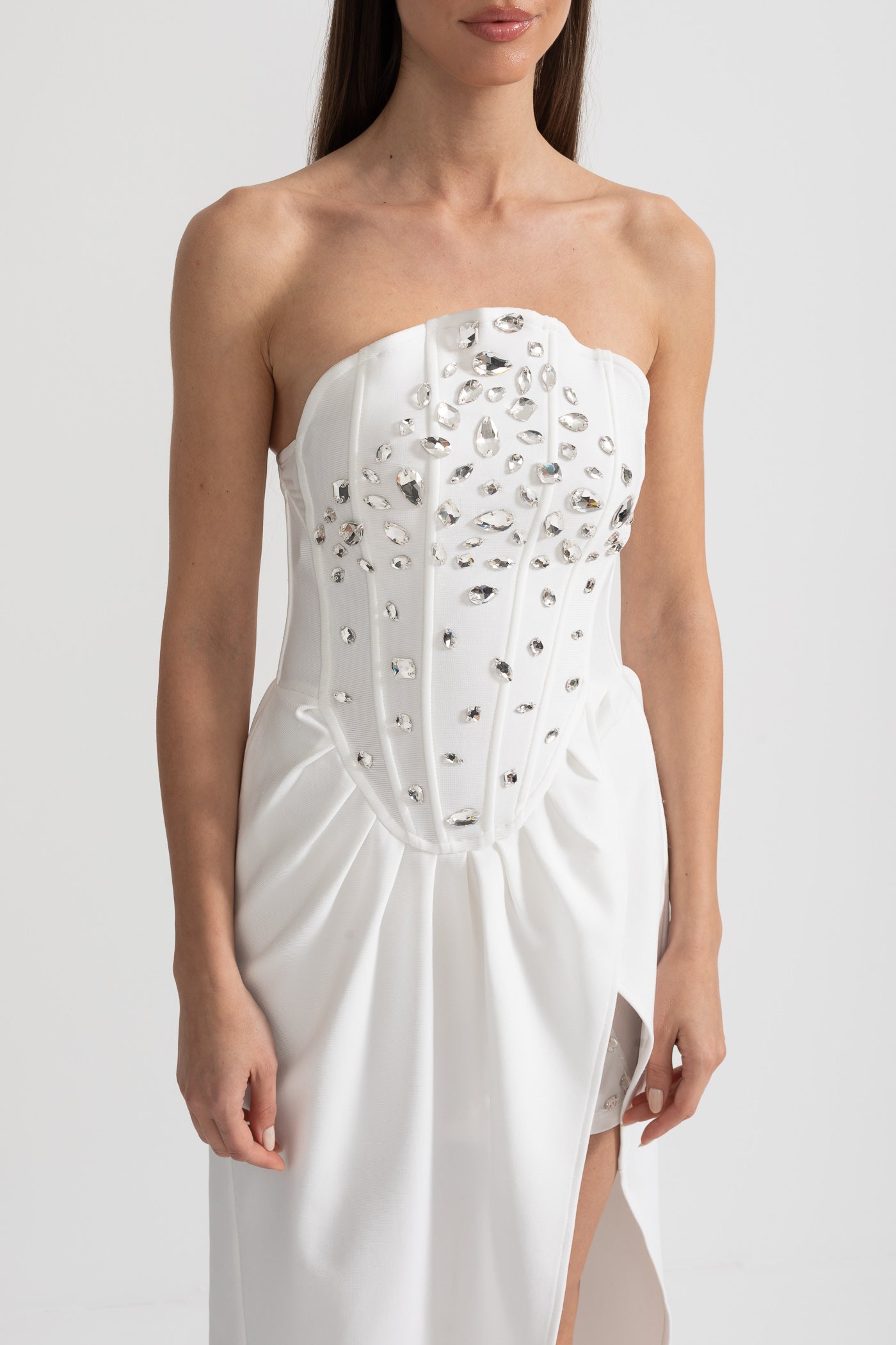 Rochie elegantă din satin cu despicătură laterală și ornamente din cristale - Alb 