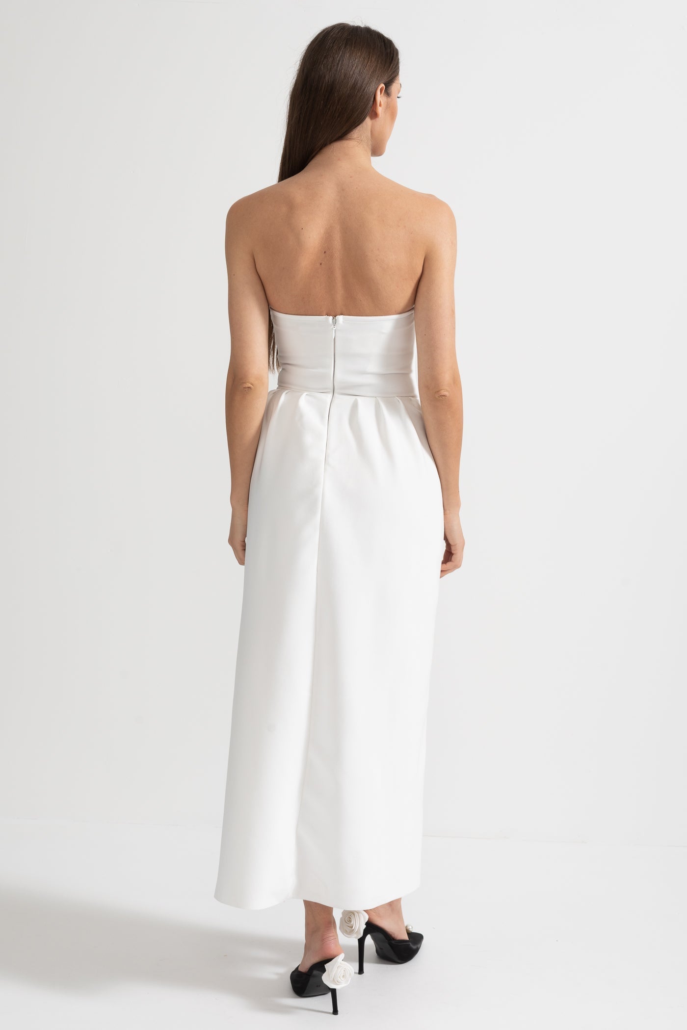 Rochie elegantă din satin cu despicătură laterală și ornamente din cristale - Alb 