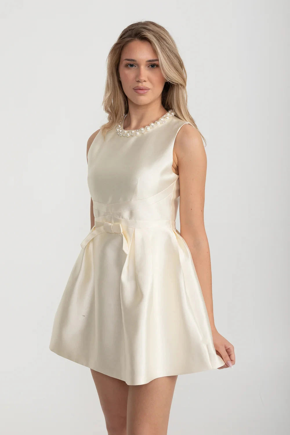 Elegant Fitted Dress With Pearl-Embellished Round Neckline And Bow Waistline Accent - Ivoire