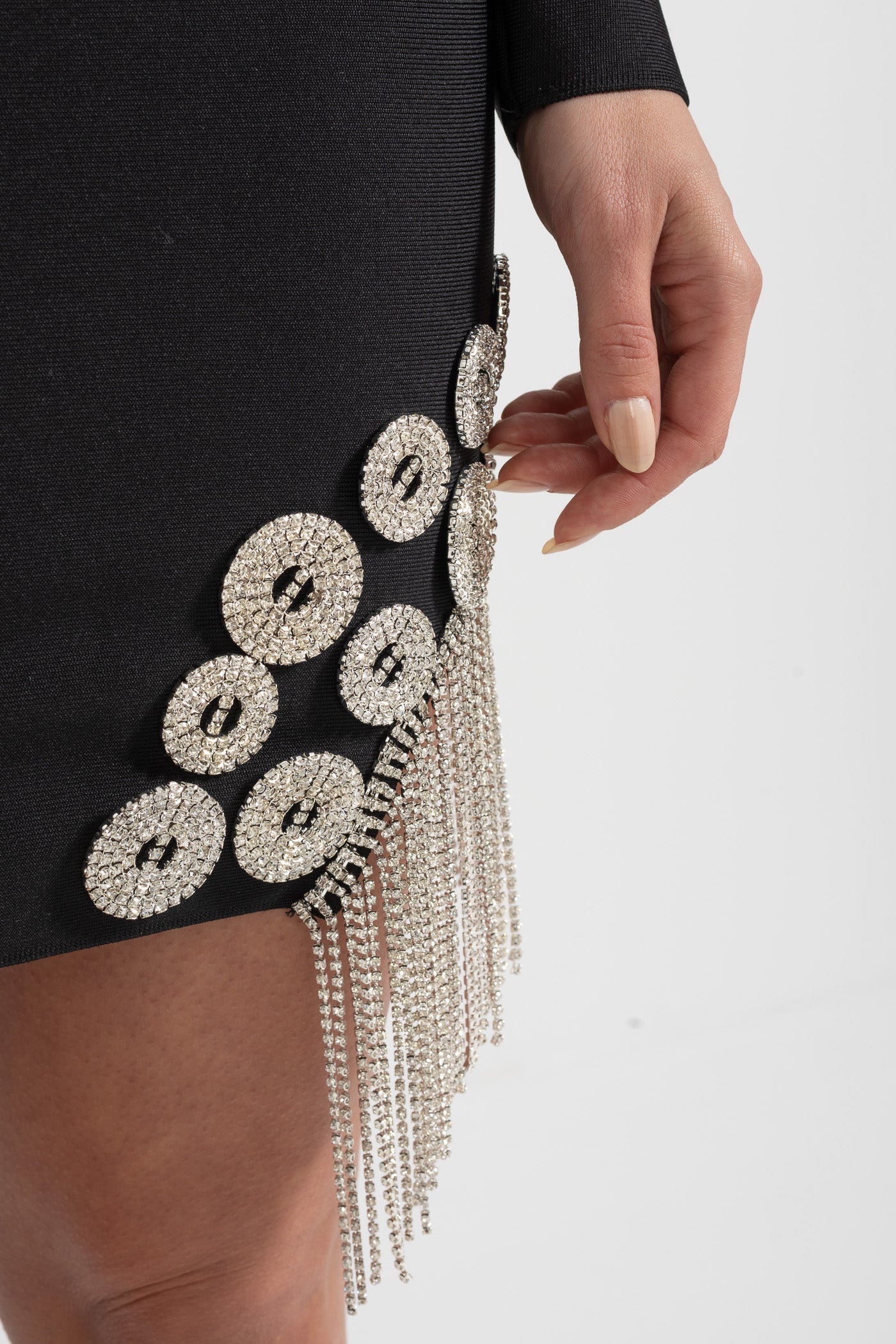 Rochie sacou cu cristale, umeri structurați, decolteu adânc în V și tiv cu franjuri strălucitori - Negru 