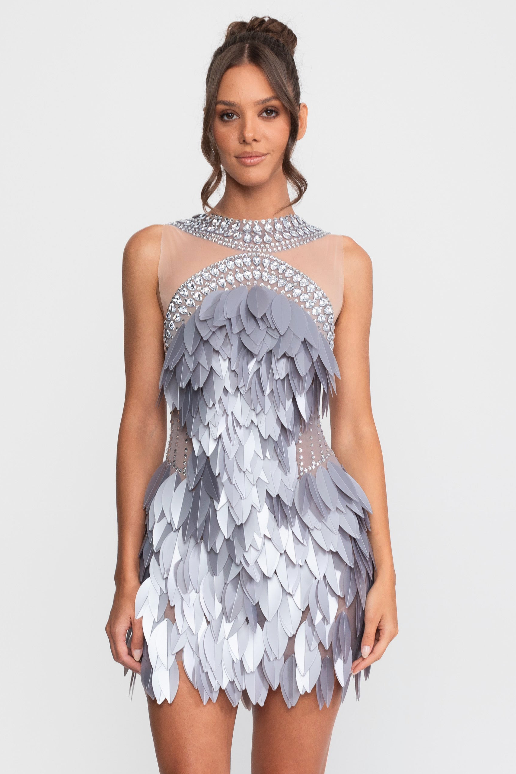 Rochie mini fără mâneci din mesh transparent cu panouri din pene și cristale - Gri 