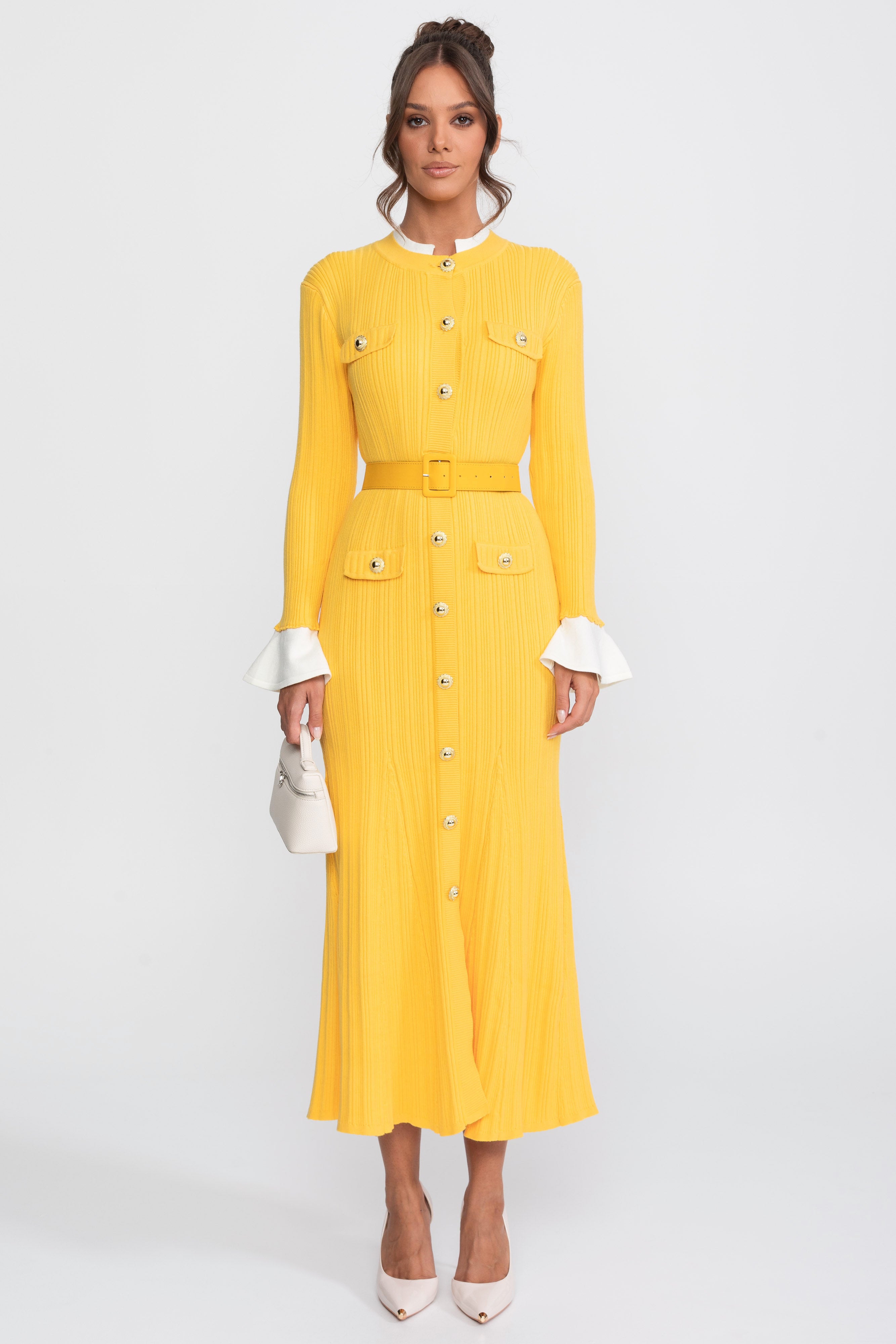 Rochie midi tricotată cu textură ribată, cu curea, manșete și guler albe - Galben 