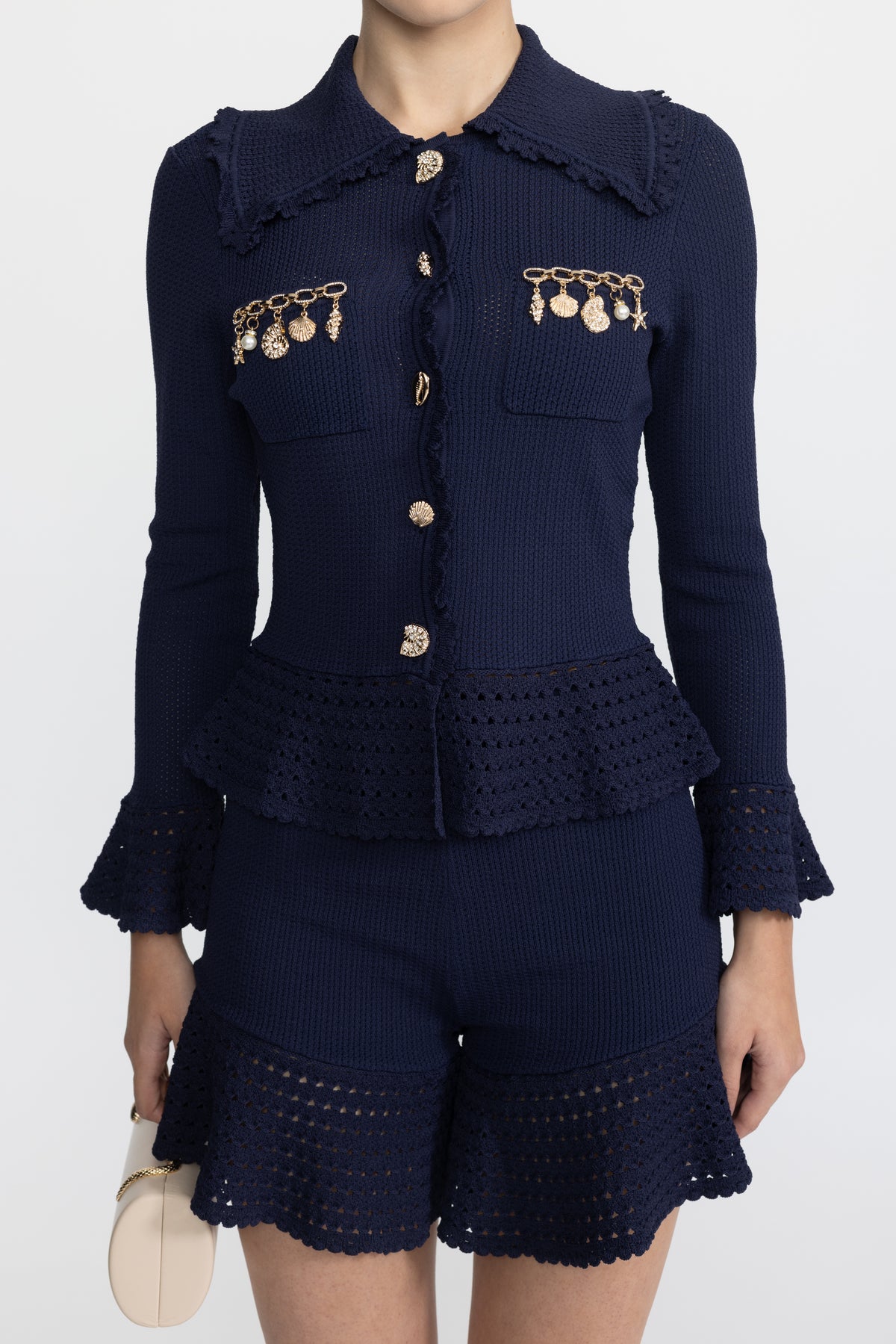 Set coordonat din cardigan tricotat cu charmuri și peplum și pantaloni scurți cu volane - Bleumarin 