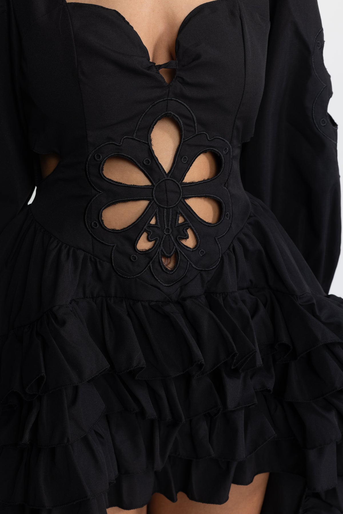 Rochie lungă neagră cu broderie, decupaje, mâneci bufante și volane high-low 