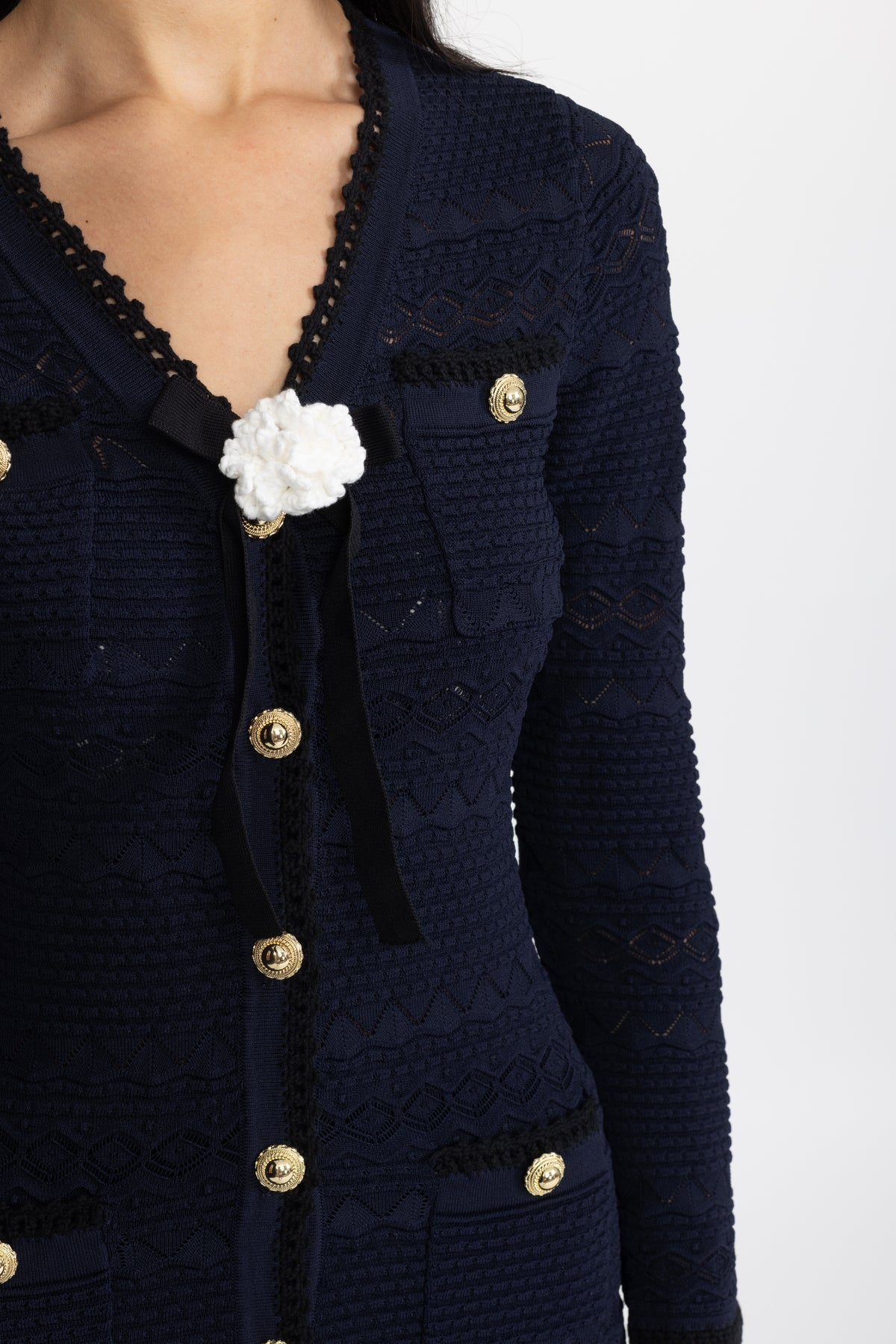 Rochie midi tricotată cu nasturi, bordură croșetată și broșă florală - bleumarin 