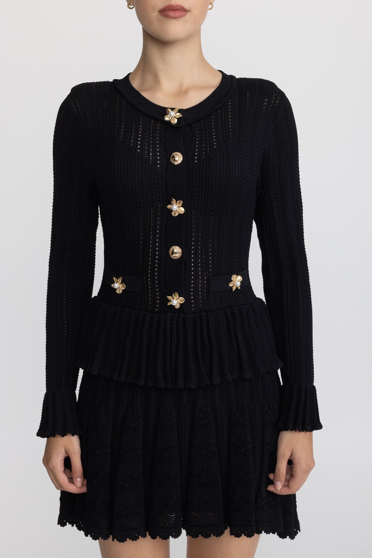 Rochie mini tricotată pointelle cu peplum și nasturi florali - negru 