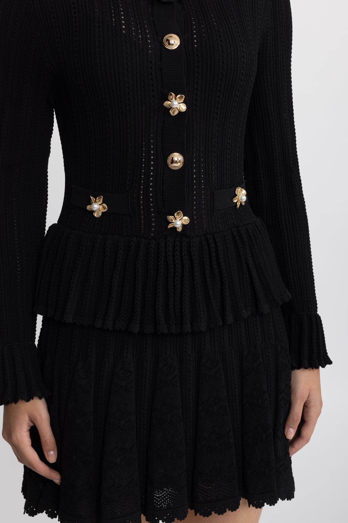 Rochie mini tricotată pointelle cu peplum și nasturi florali - negru 