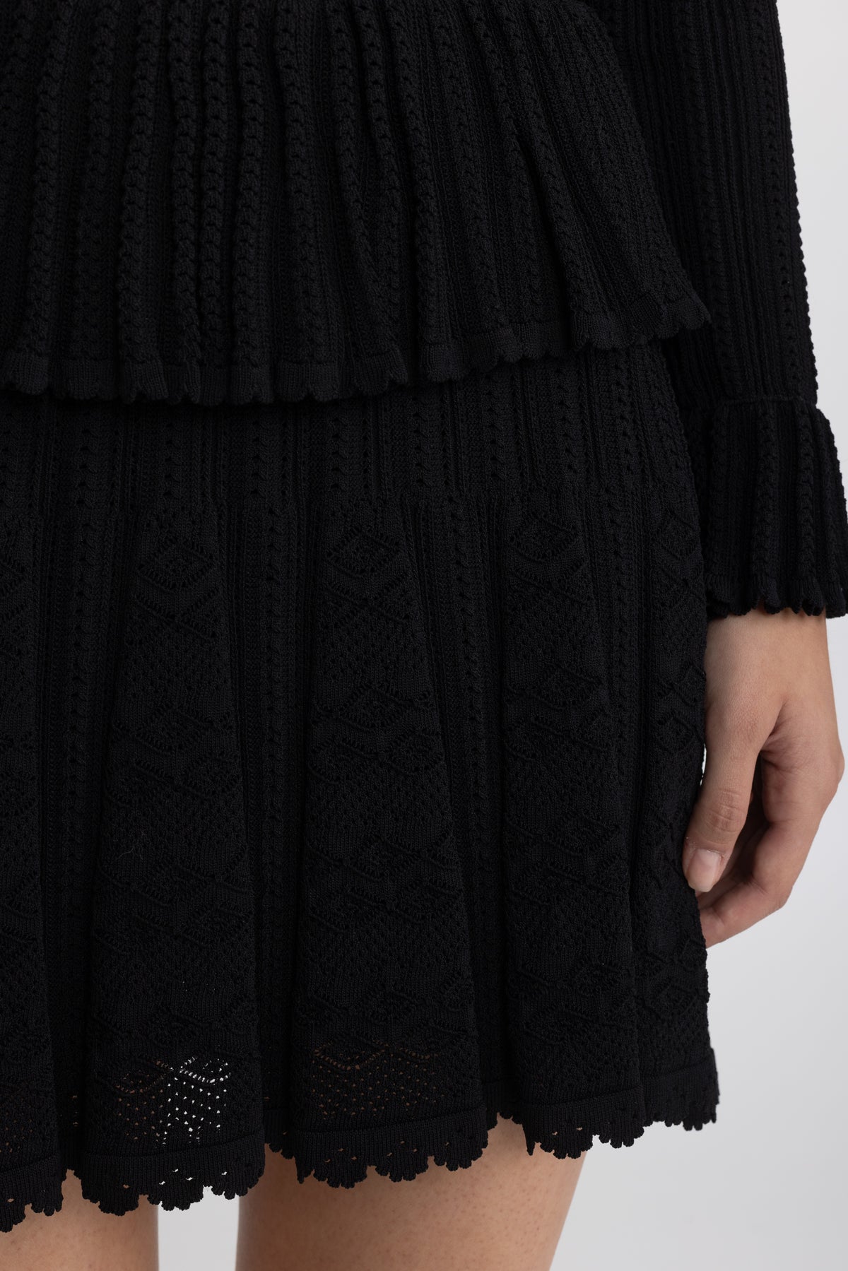 Rochie mini tricotată pointelle cu peplum și nasturi florali - negru 