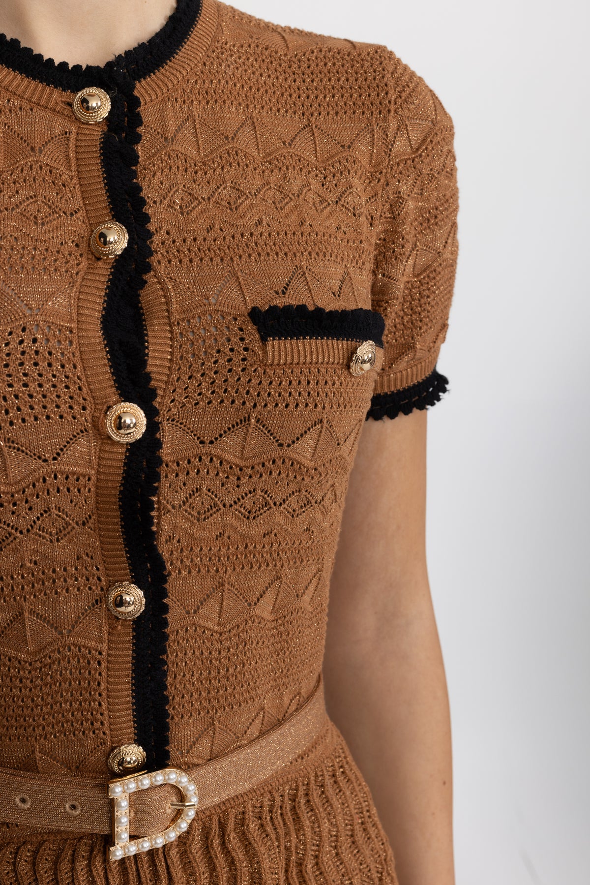 Rochie tricotată pointelle metalizată, cu cordon și finisaje contrastante - Caramel 