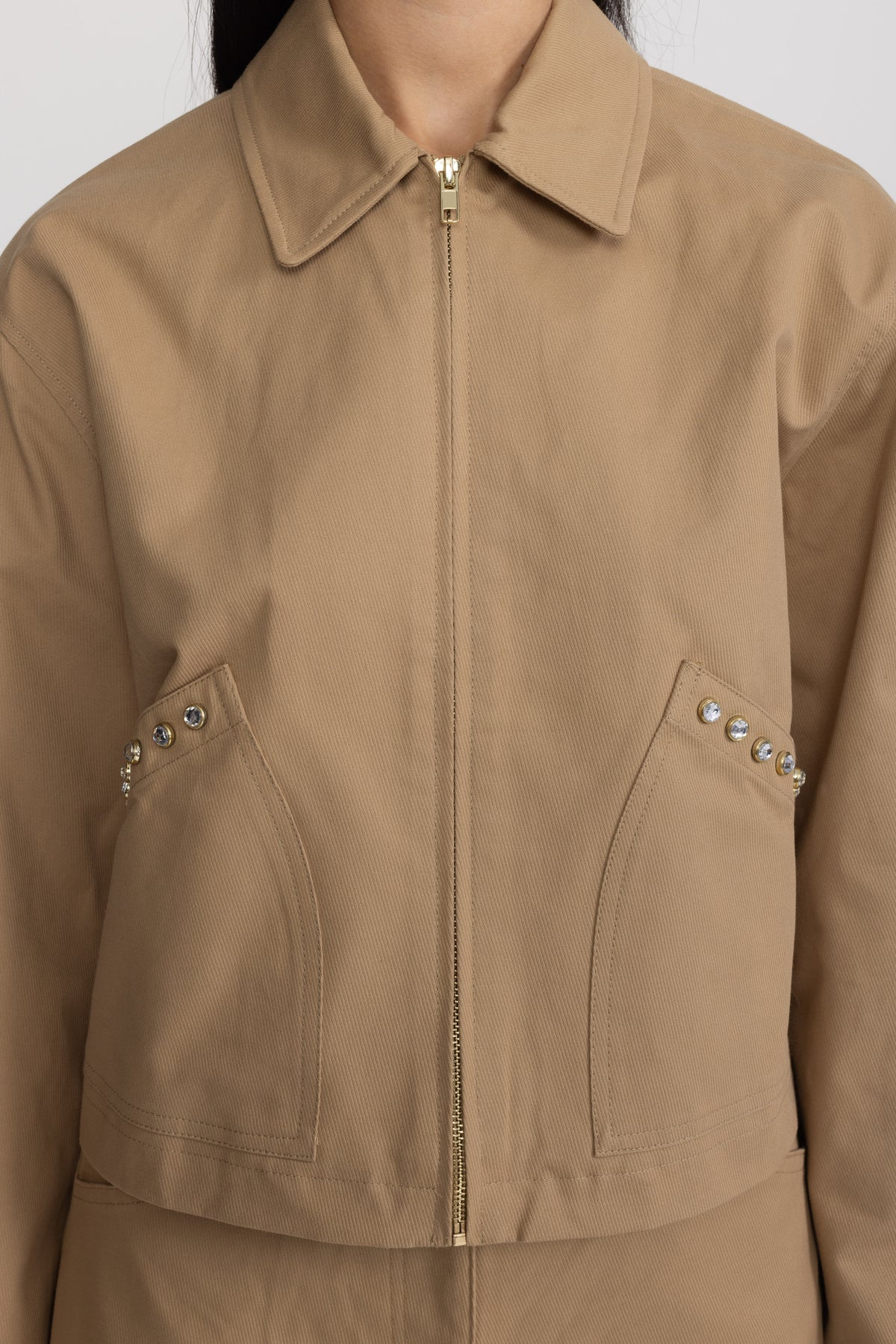 Jachetă scurtă din canvas cu fermoar și aplicații tip stud din cristal - Kaki 