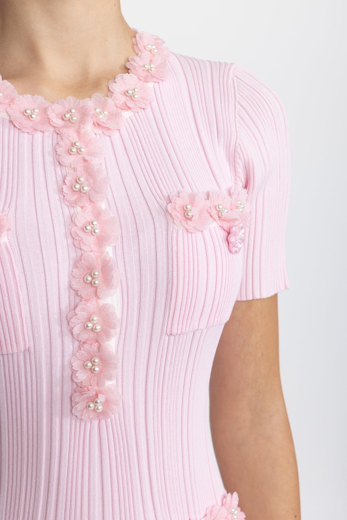 Rochie midi roz din tricot reiat cu aplicație florală 