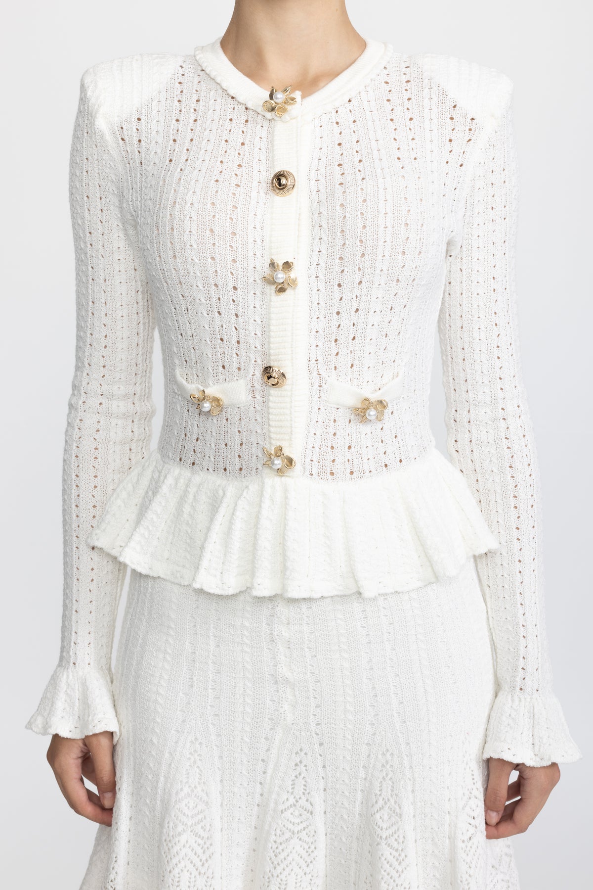 Rochie mini din tricot pointelle cu peplum și nasturi cu flori din perle - alb 