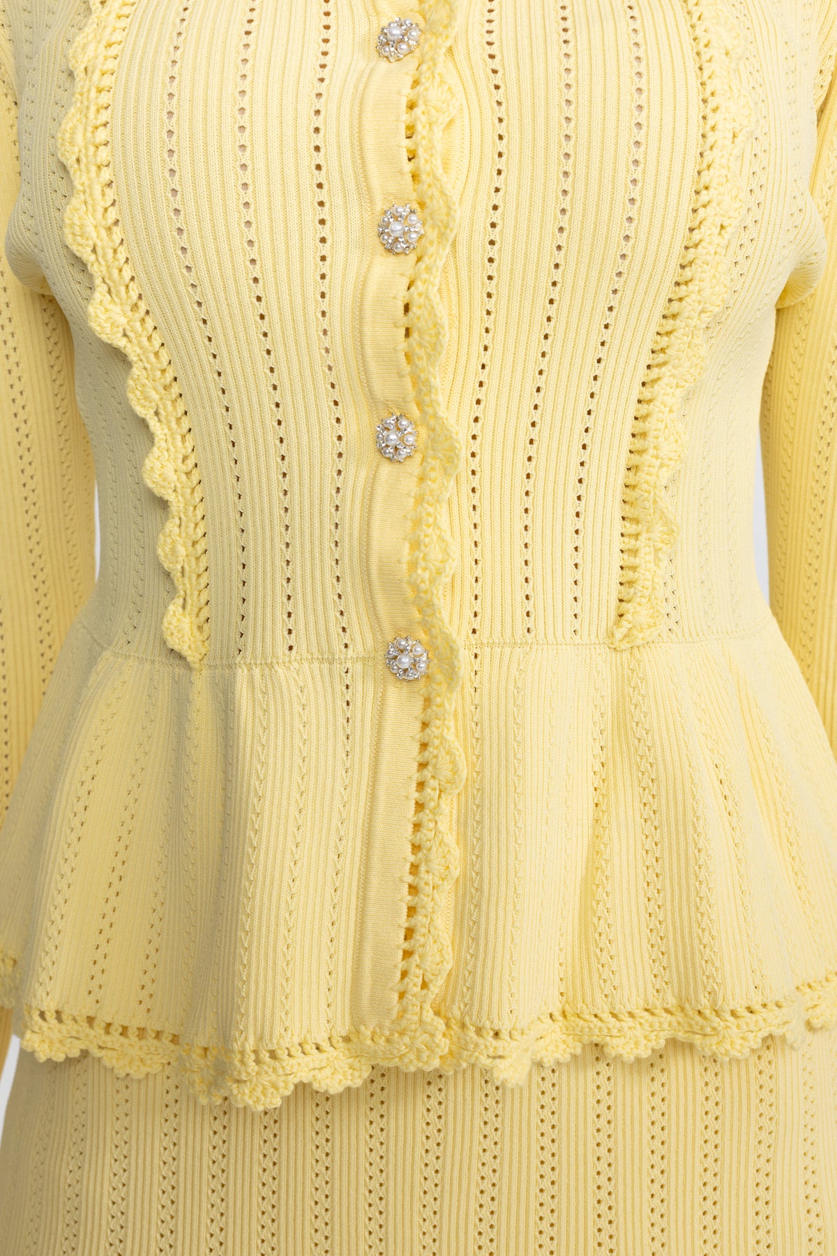 Set coordonat cu cardigan peplum din tricot pointelle și fustă cu tiv din dantelă - Galben 