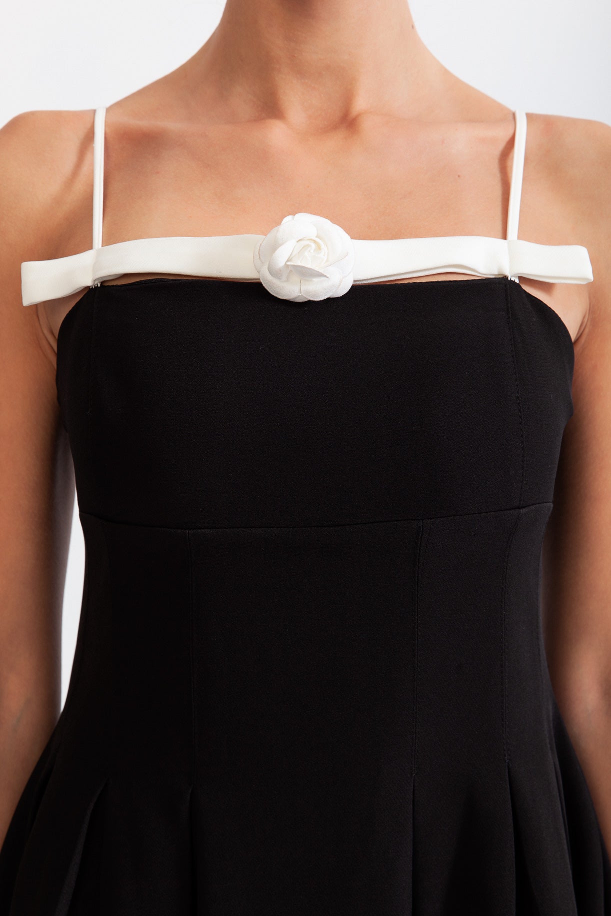 Rochie midi cu detaliu floral - Negru 