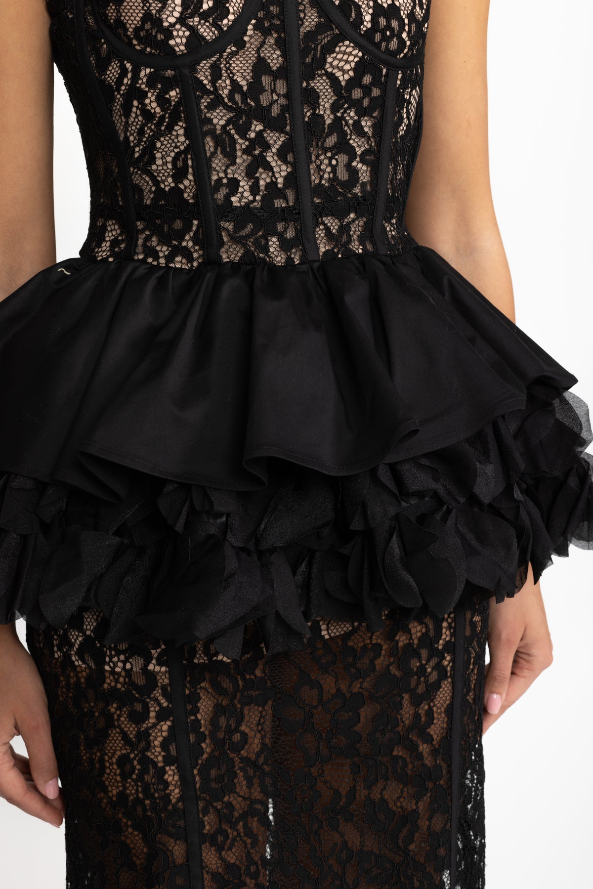 Rochie maxi neagră cu corset din dantelă, volane și peplum 