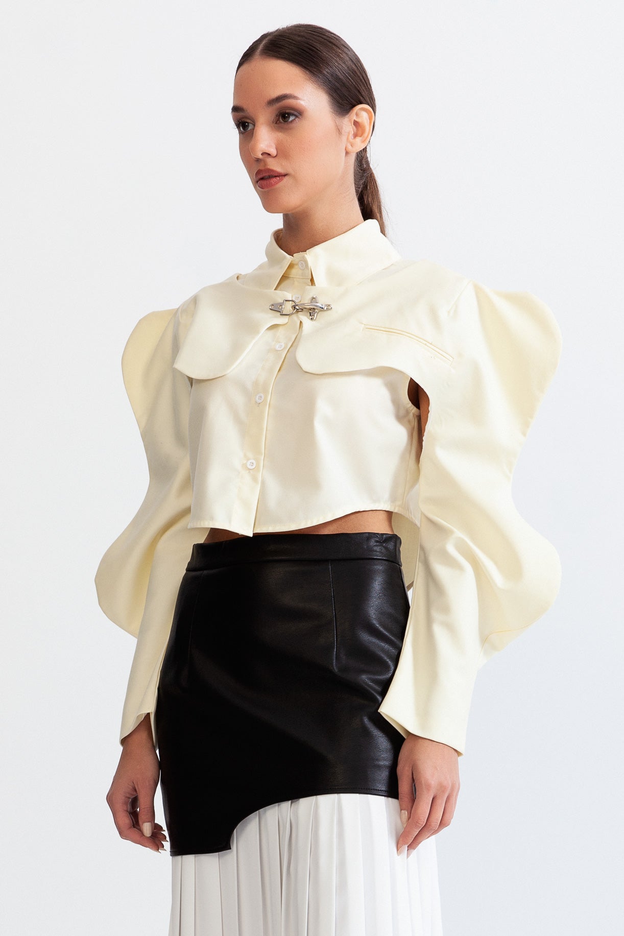 Cămașă albă cu mâneci lungi și fluturi 