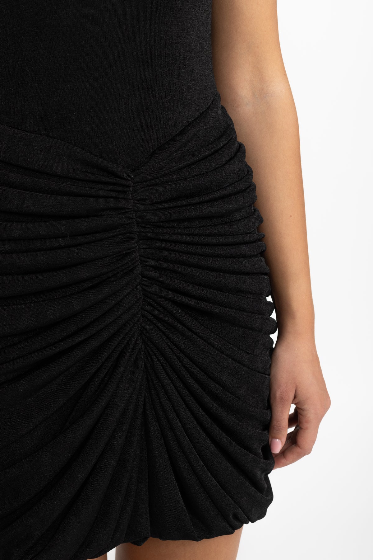 Rochie mini neagră cu capă drapată și fronseuri 