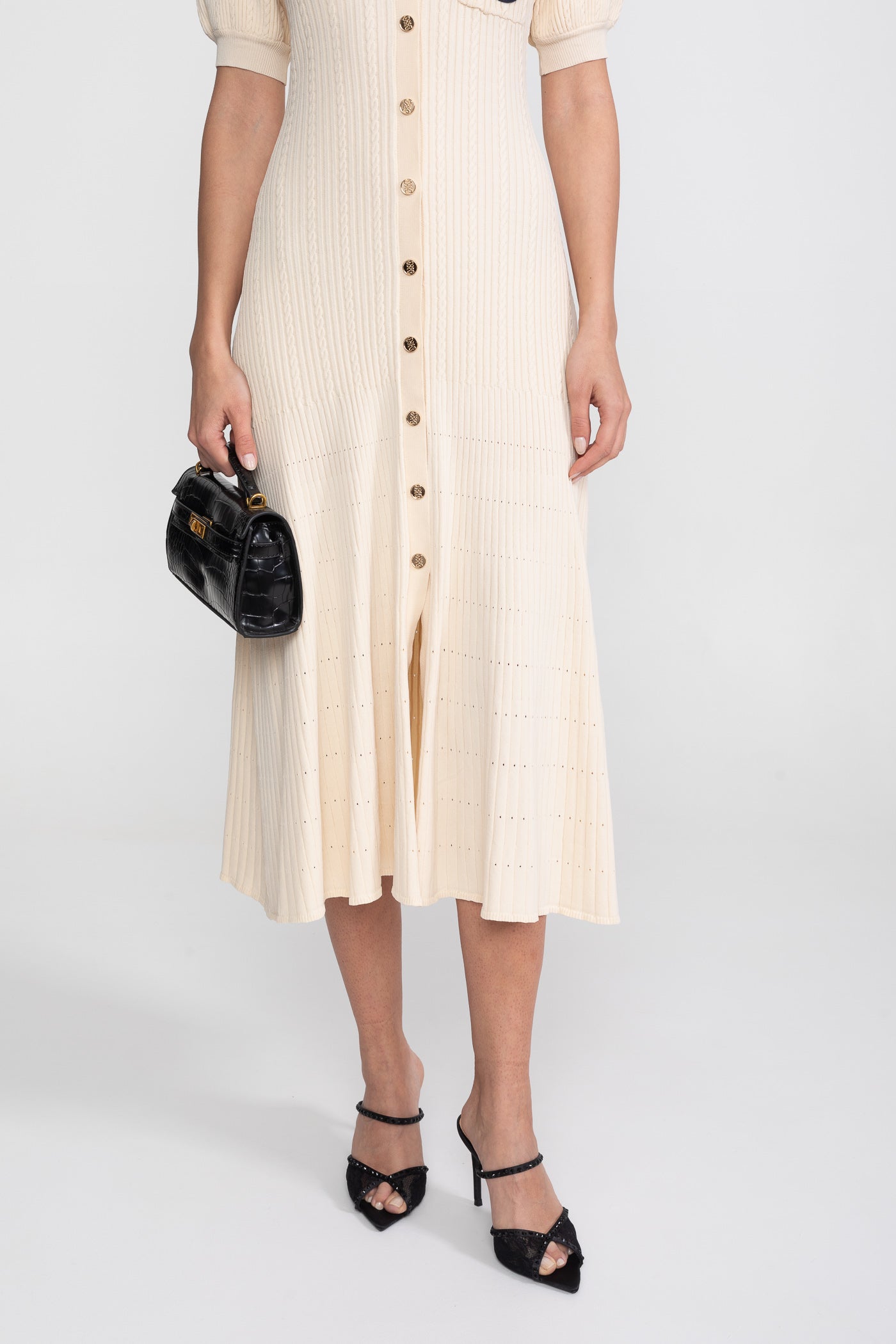 Rochie midi tricotată cu mânecă scurtă, guler polo și patch cu monogramă - crem 