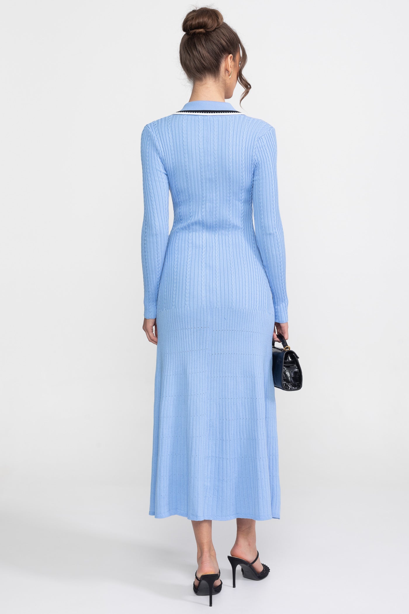 Rochie midi tricotată cu mânecă lungă, cu guler polo și patch cu monogramă - Blue 