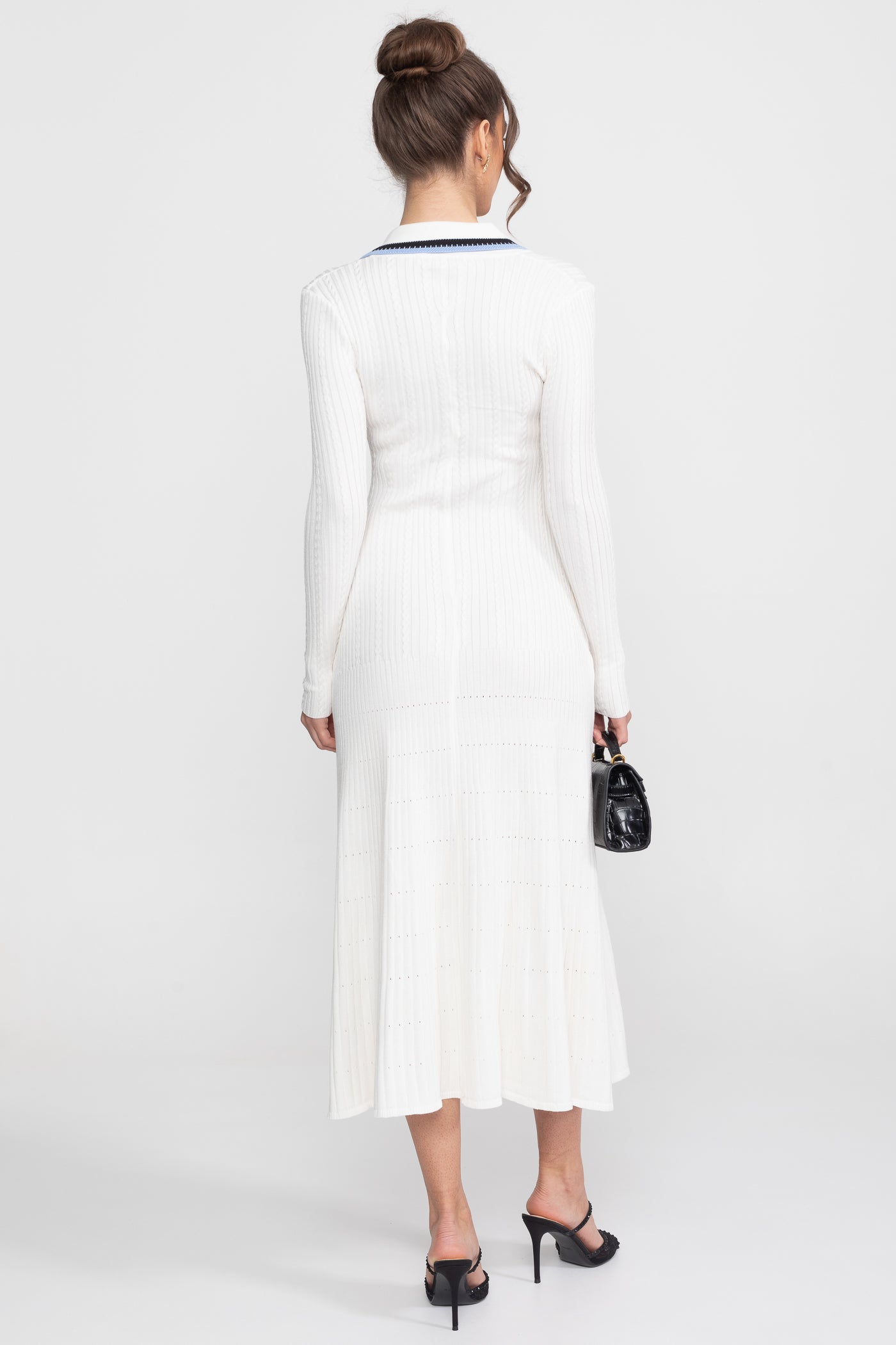 Rochie midi tricotată cu mânecă lungă, guler polo și patch cu monogramă - Albă 