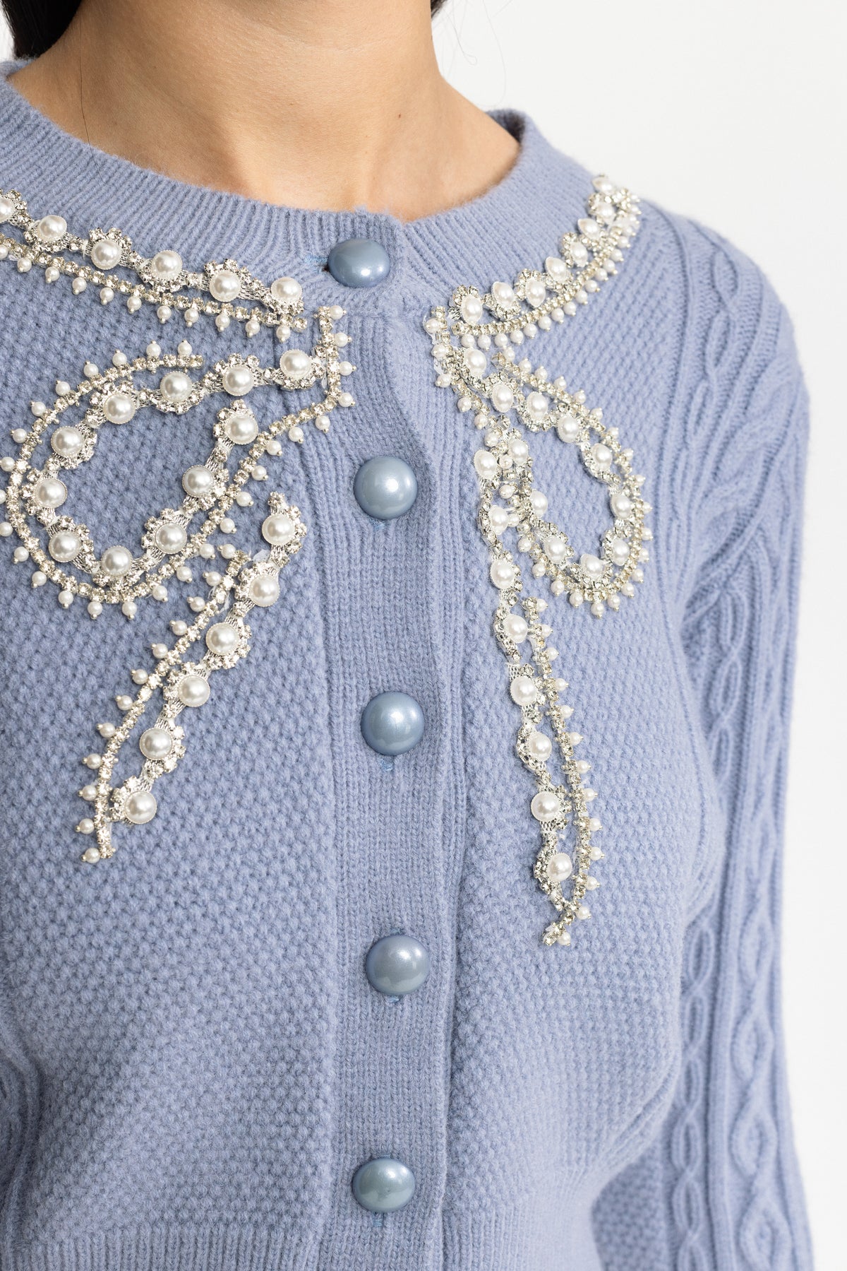 Cardigan din tricot cu torsade, decorat cu fundă cu perle - Albastru 