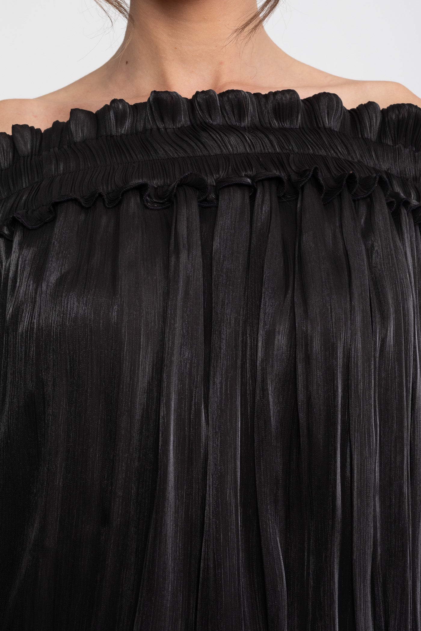 Rochie mini cu umeri goi și volane, cu mâneci drapate - Negru 