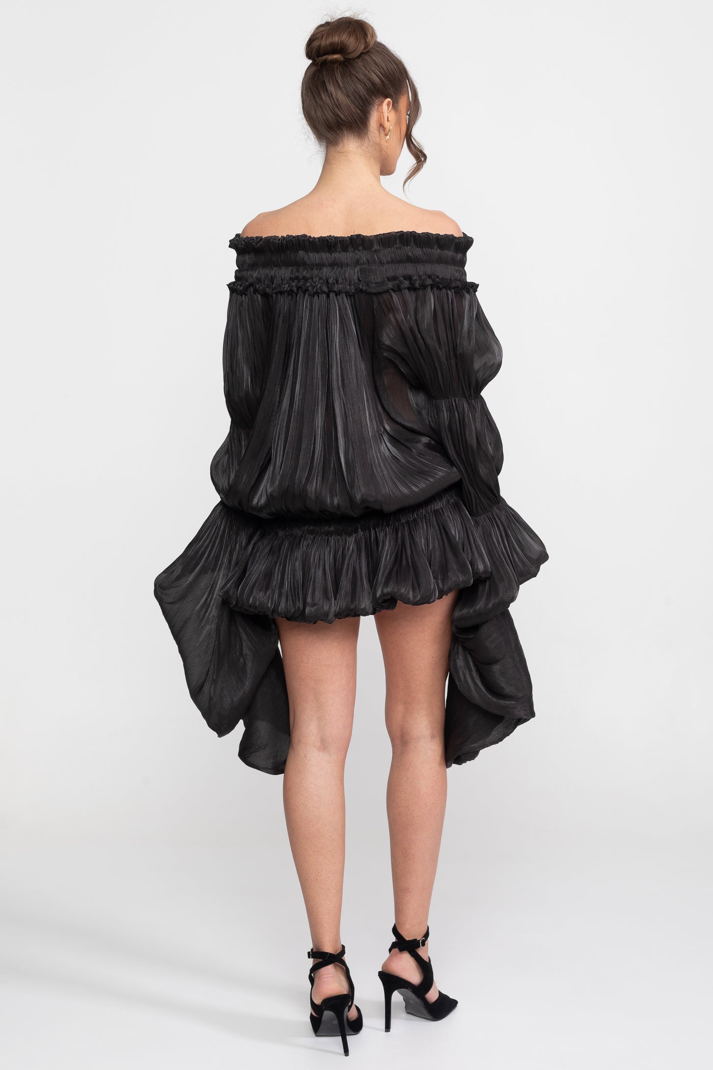 Rochie mini cu umeri goi și volane, cu mâneci drapate - Negru 