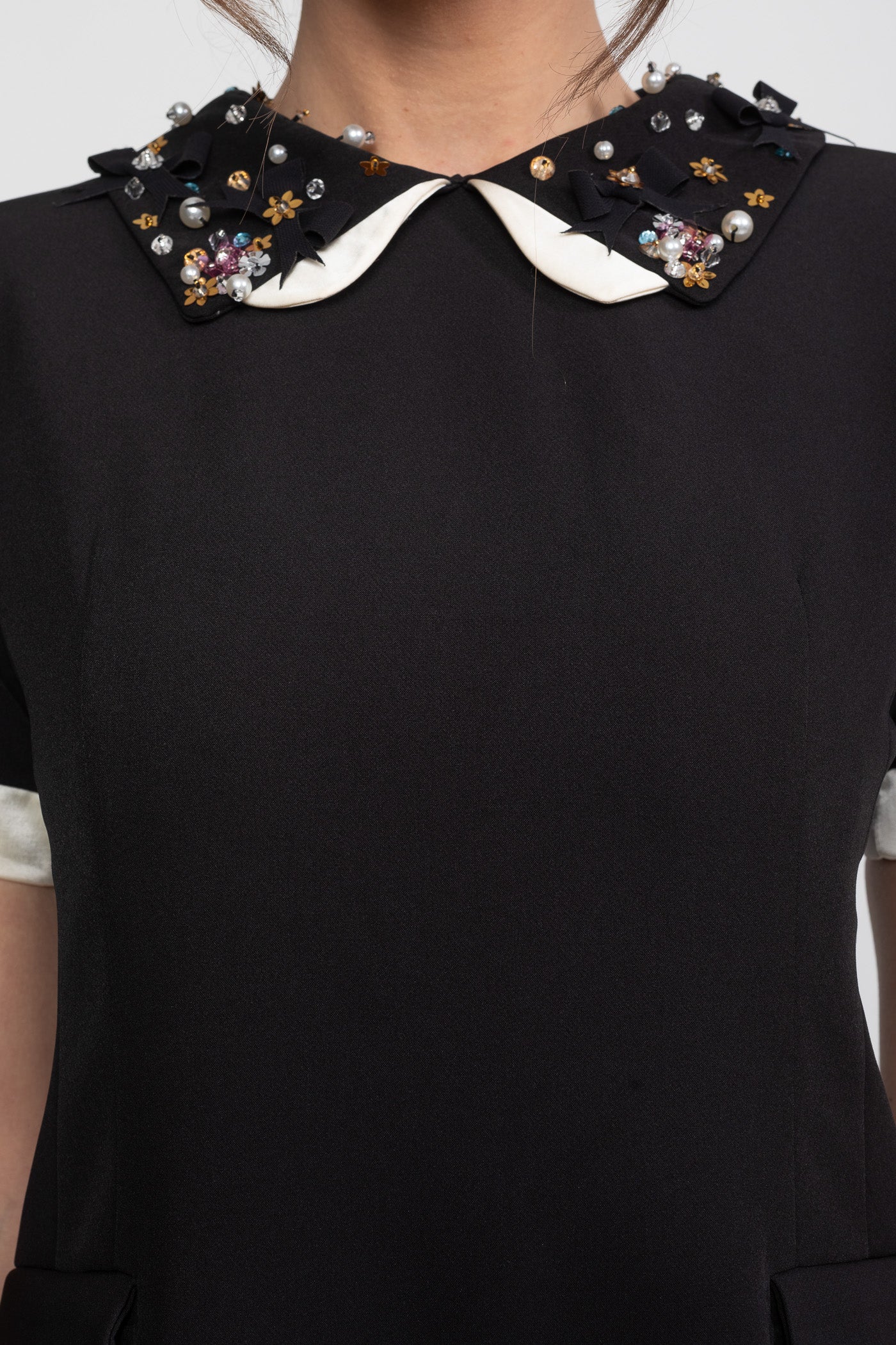 Rochie mini cu guler Peter Pan decorat cu cristale și manșete cu bijuterii - Negru 