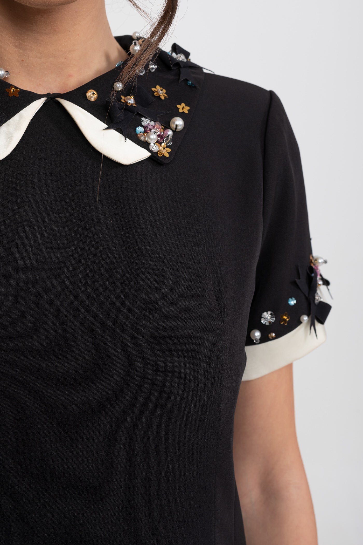 Rochie mini cu guler Peter Pan decorat cu cristale și manșete cu bijuterii - Negru 