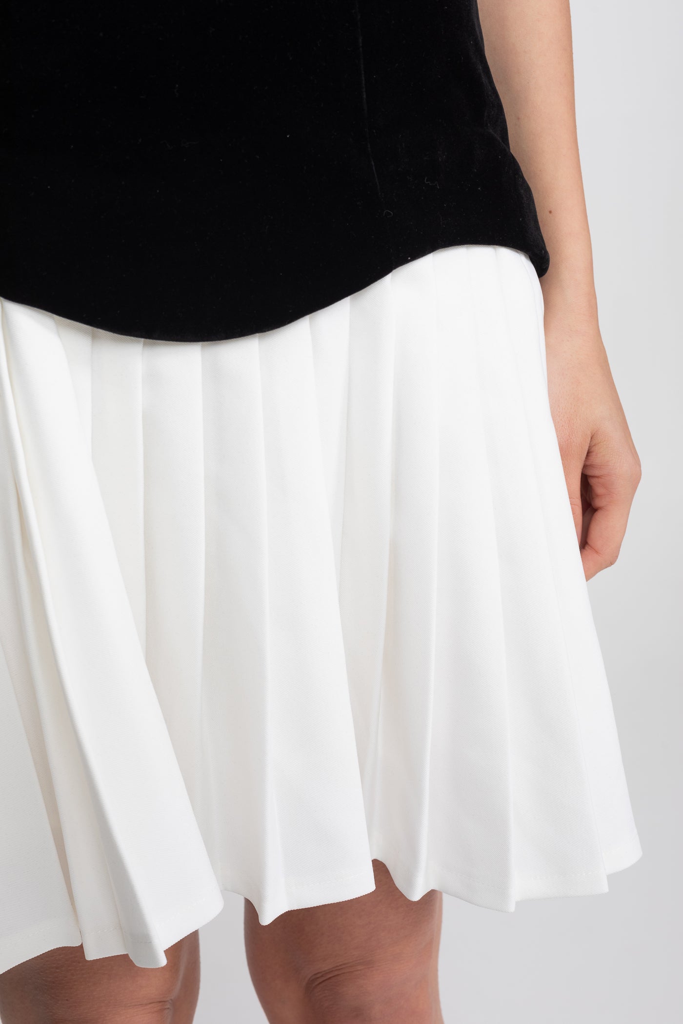 Rochie mini din catifea, fără bretele, cu fustă plisată contrastantă - Negru 